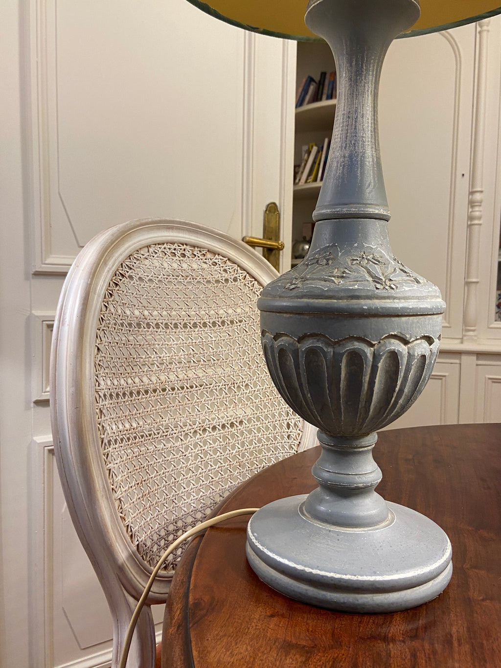 Lampe sur pied en bois sculpté &amp; abat-jour Paon rond