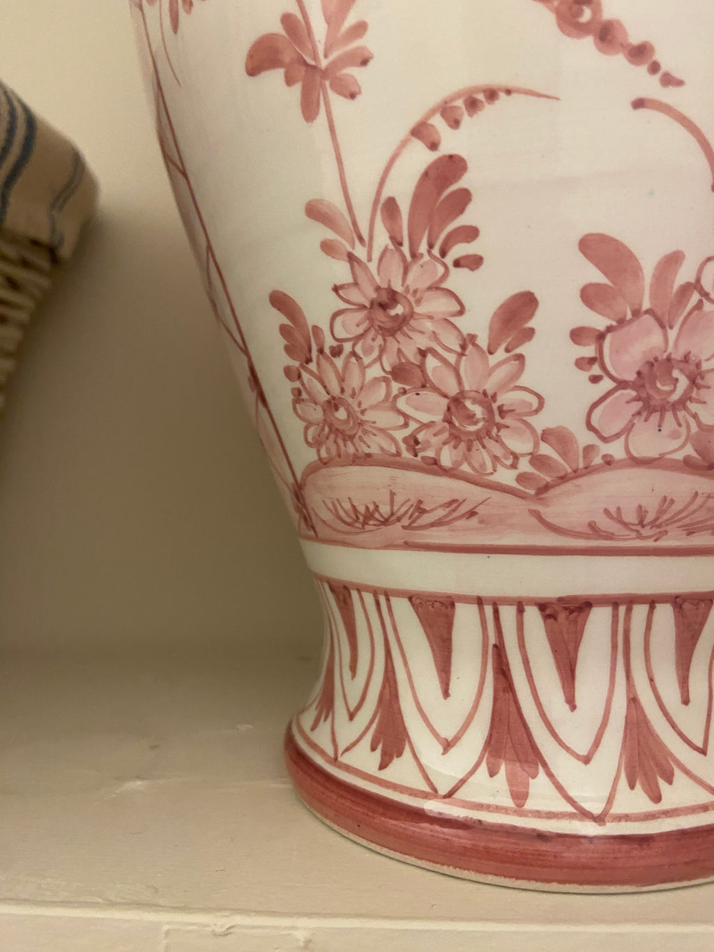 Urne peinte à la main