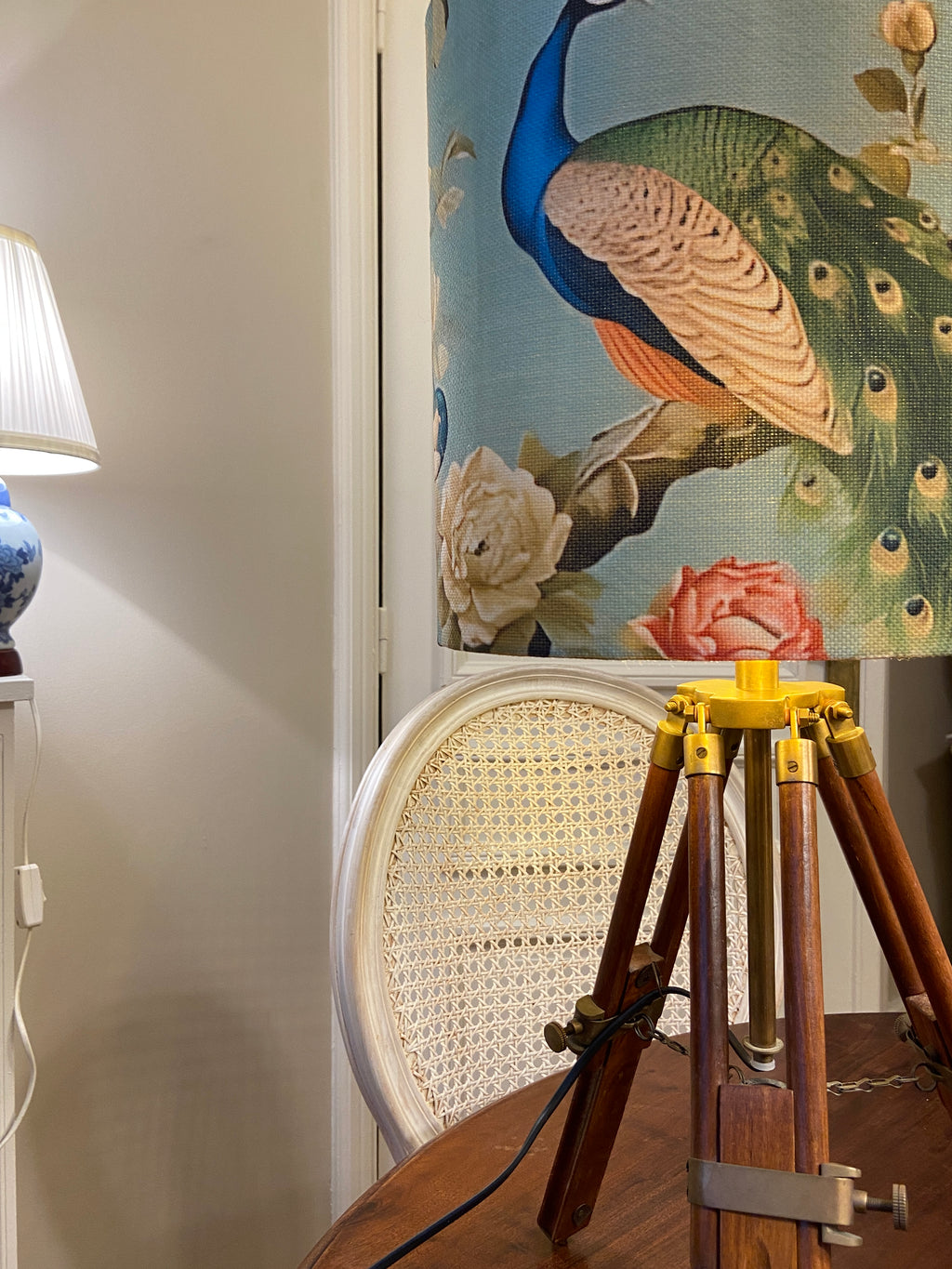 Lampe trépied en bois et laiton &amp; abat-jour ovale Paon