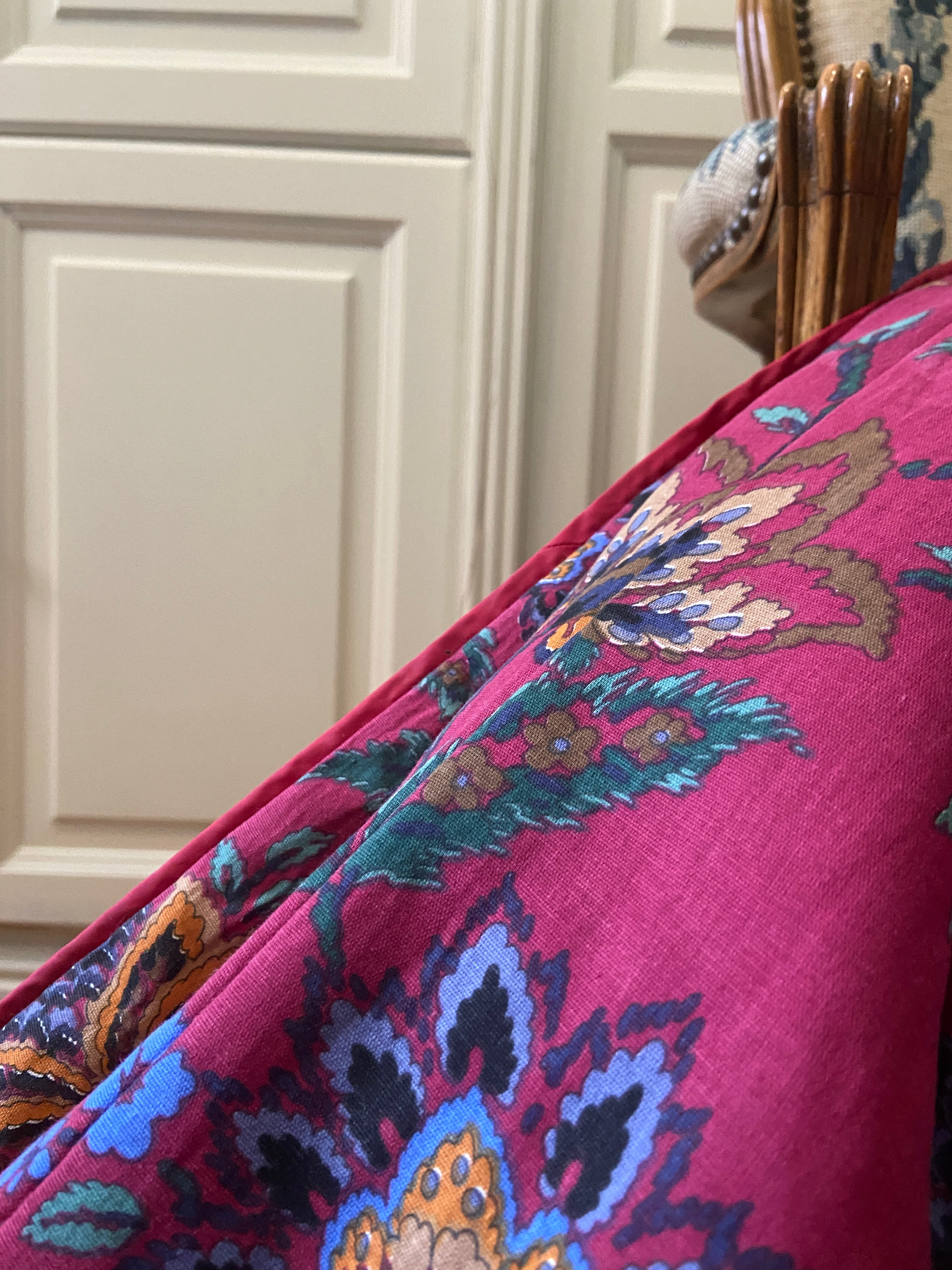 Boutis matelassé fleuri rose – pièce vintage