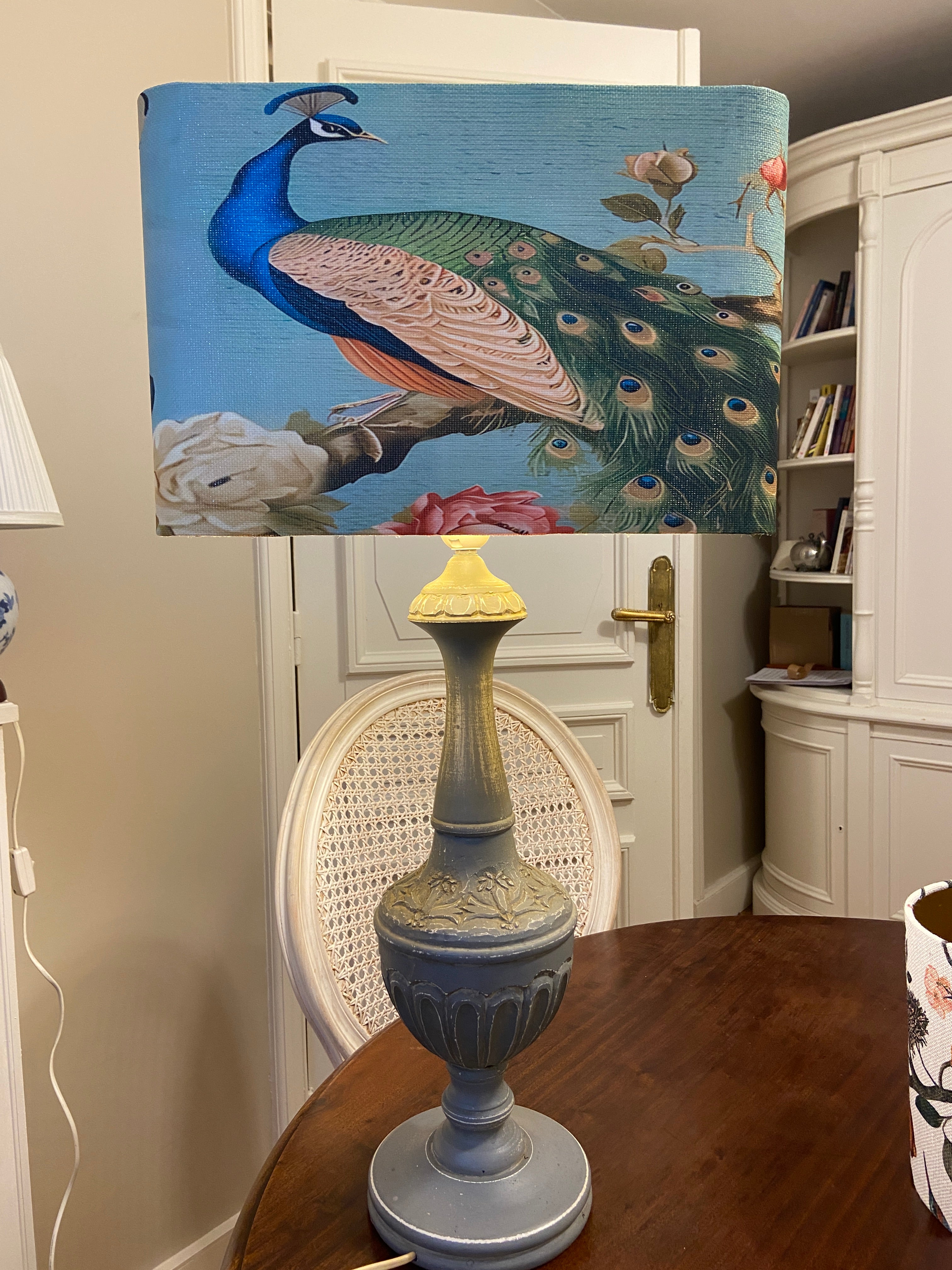 Lampe sur pied en bois sculpté & abat-jour Paon
