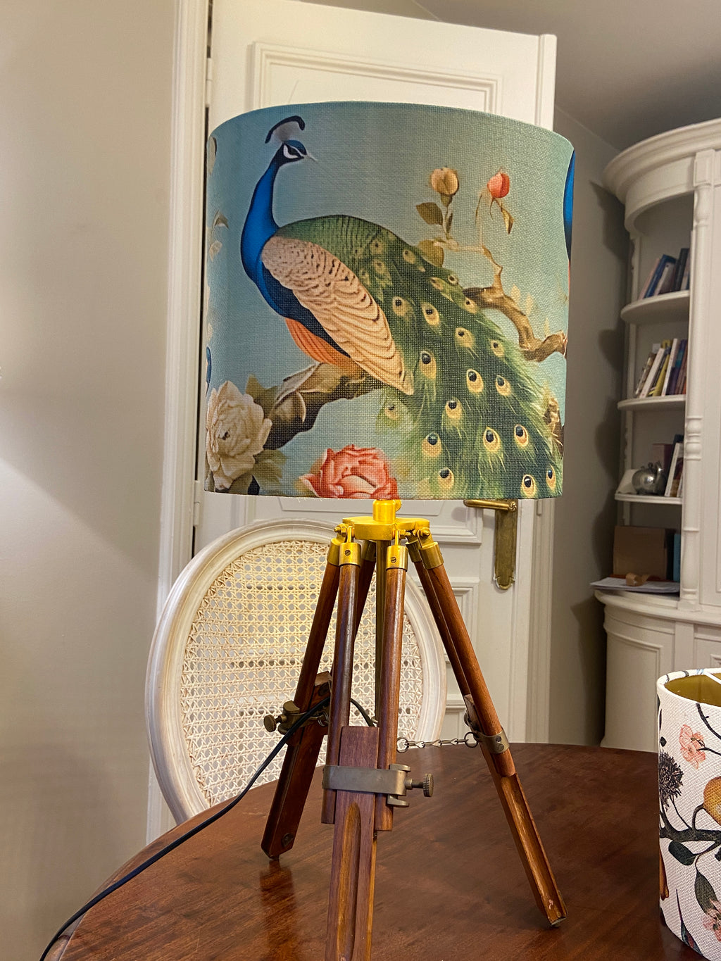 Lampe trépied en bois et laiton &amp; abat-jour ovale Paon
