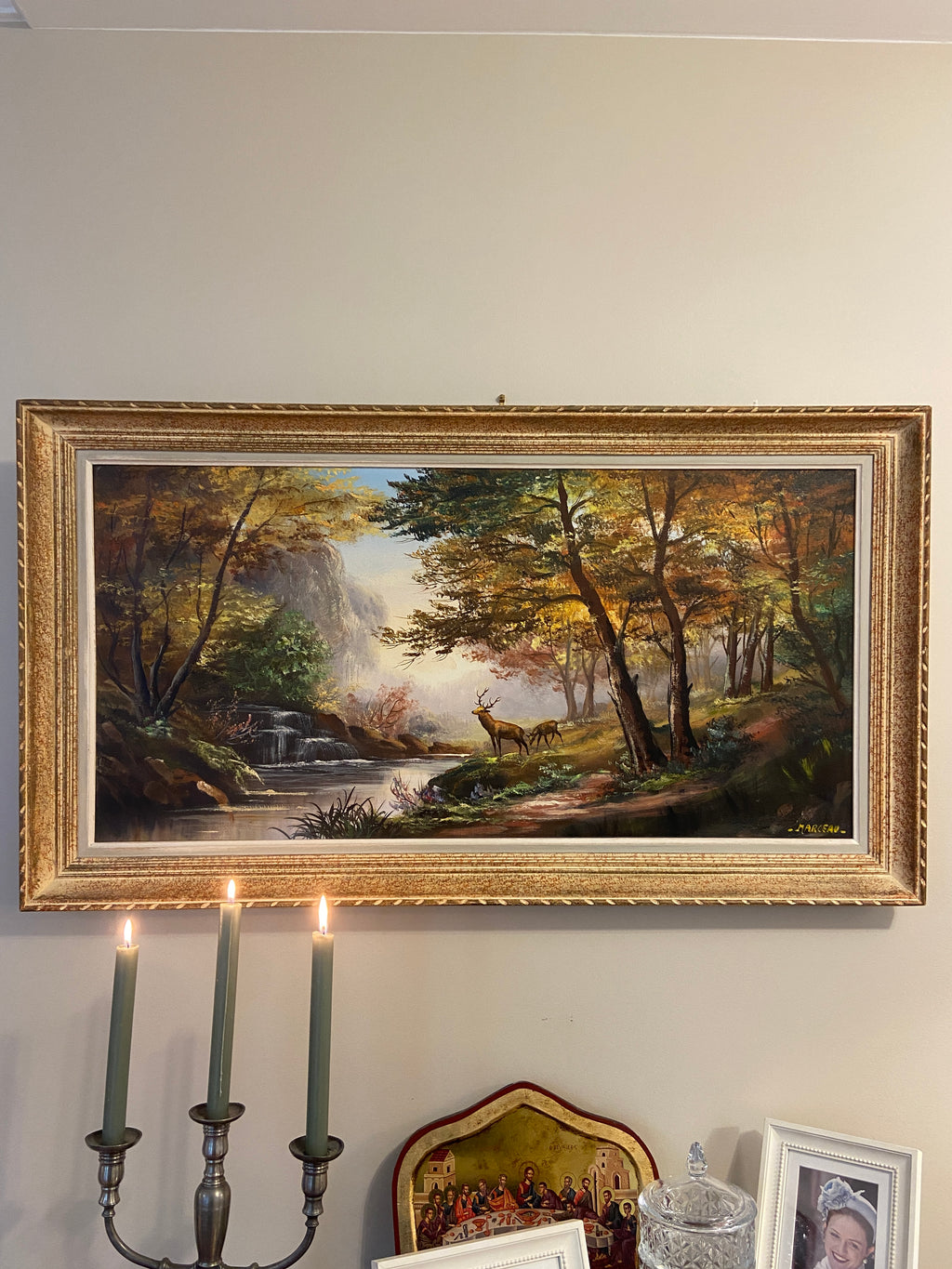 Grand tableau ancien “Sous-bois aux cerfs” — huile sur toile, cadre bois
