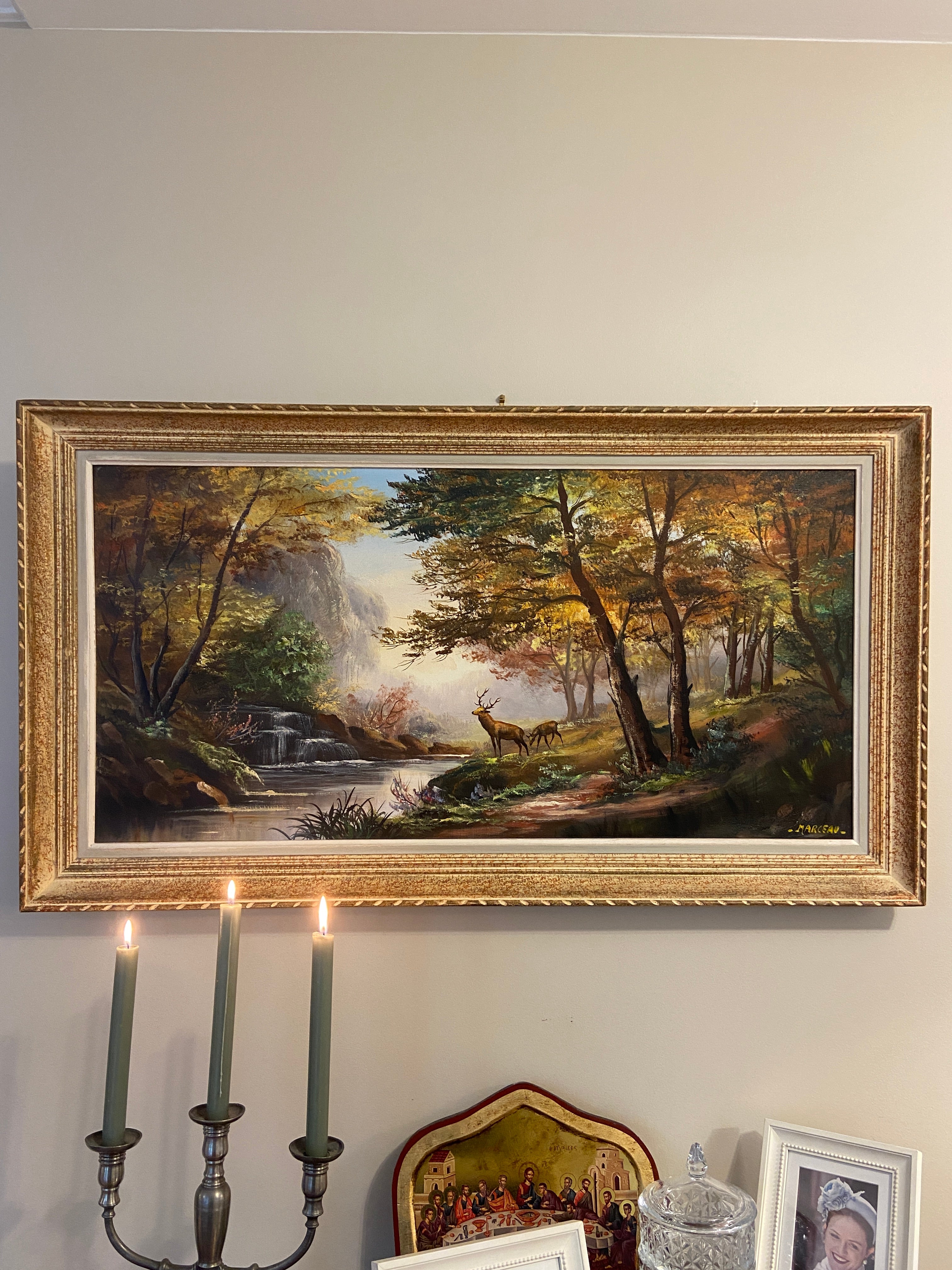 Grand tableau ancien “Sous-bois aux cerfs” — huile sur toile, cadre bois