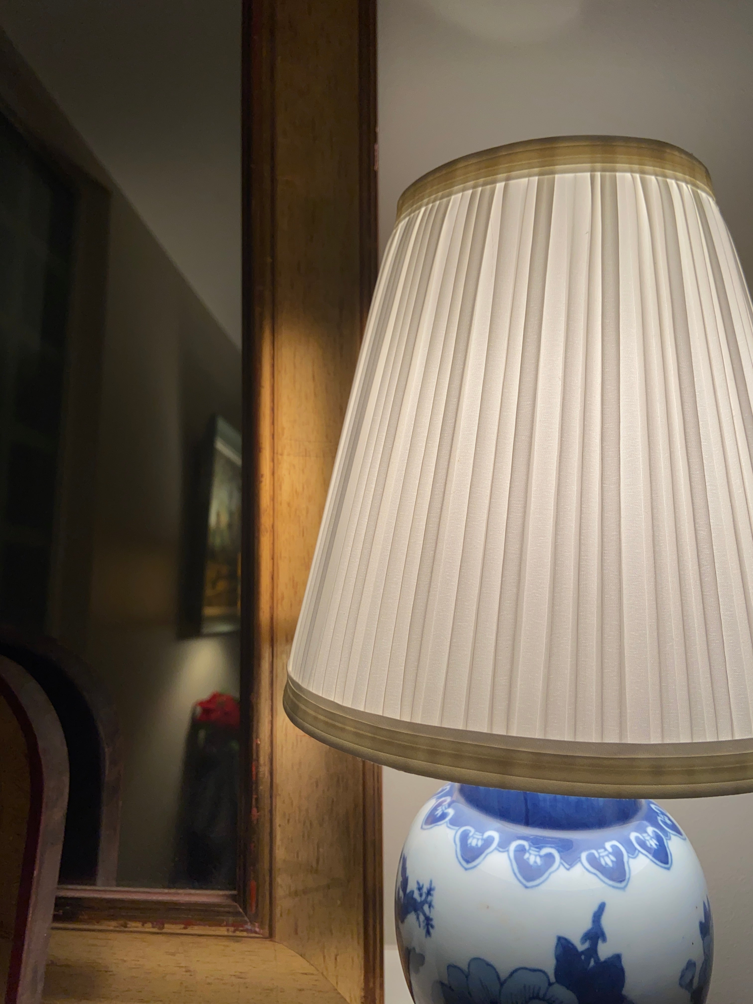 Lampe en porcelaine bleue & abat-jour plissé – 40 cm