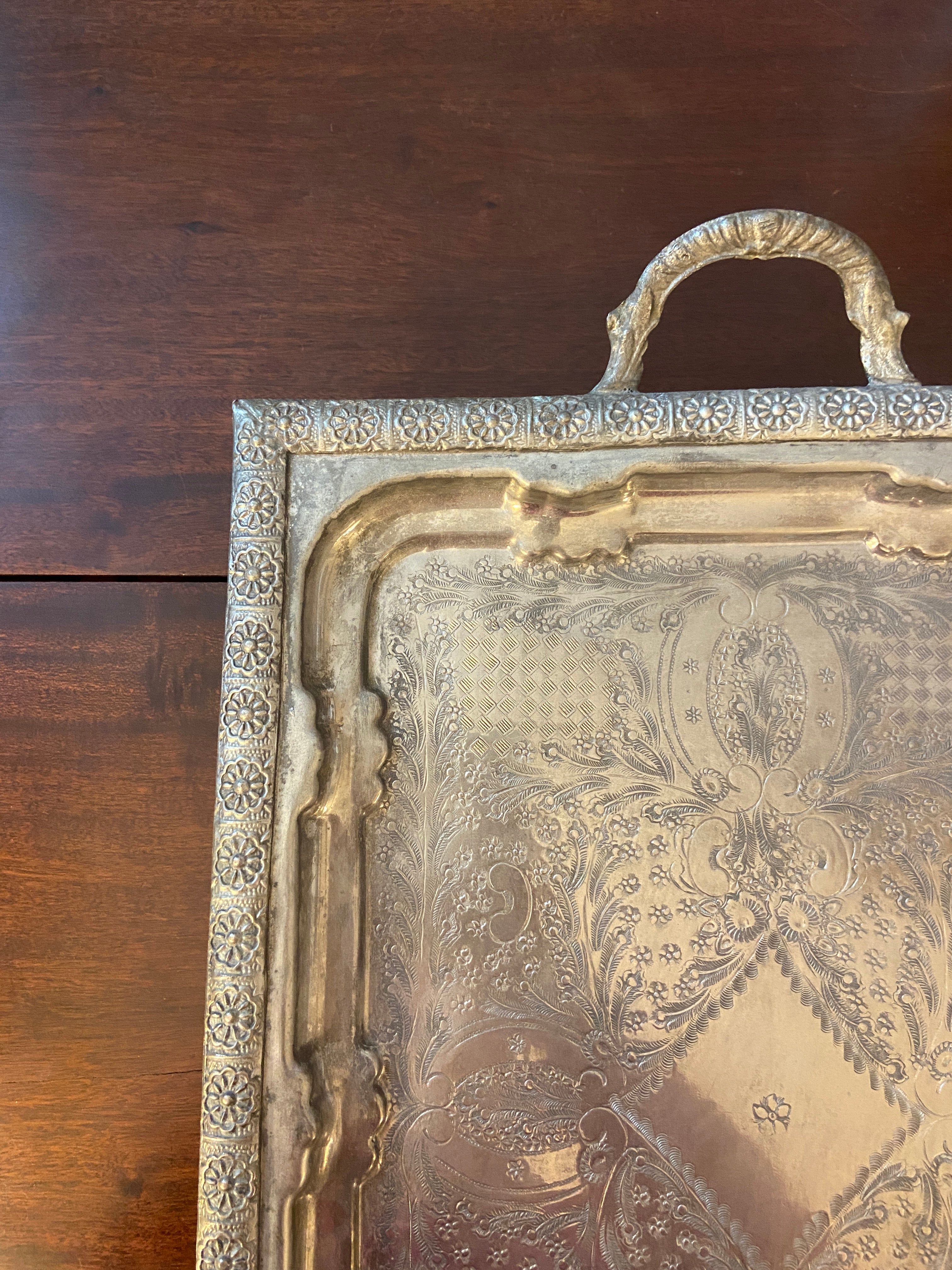 Plateau en métal argenté poinçonné – 45 x 35 cm