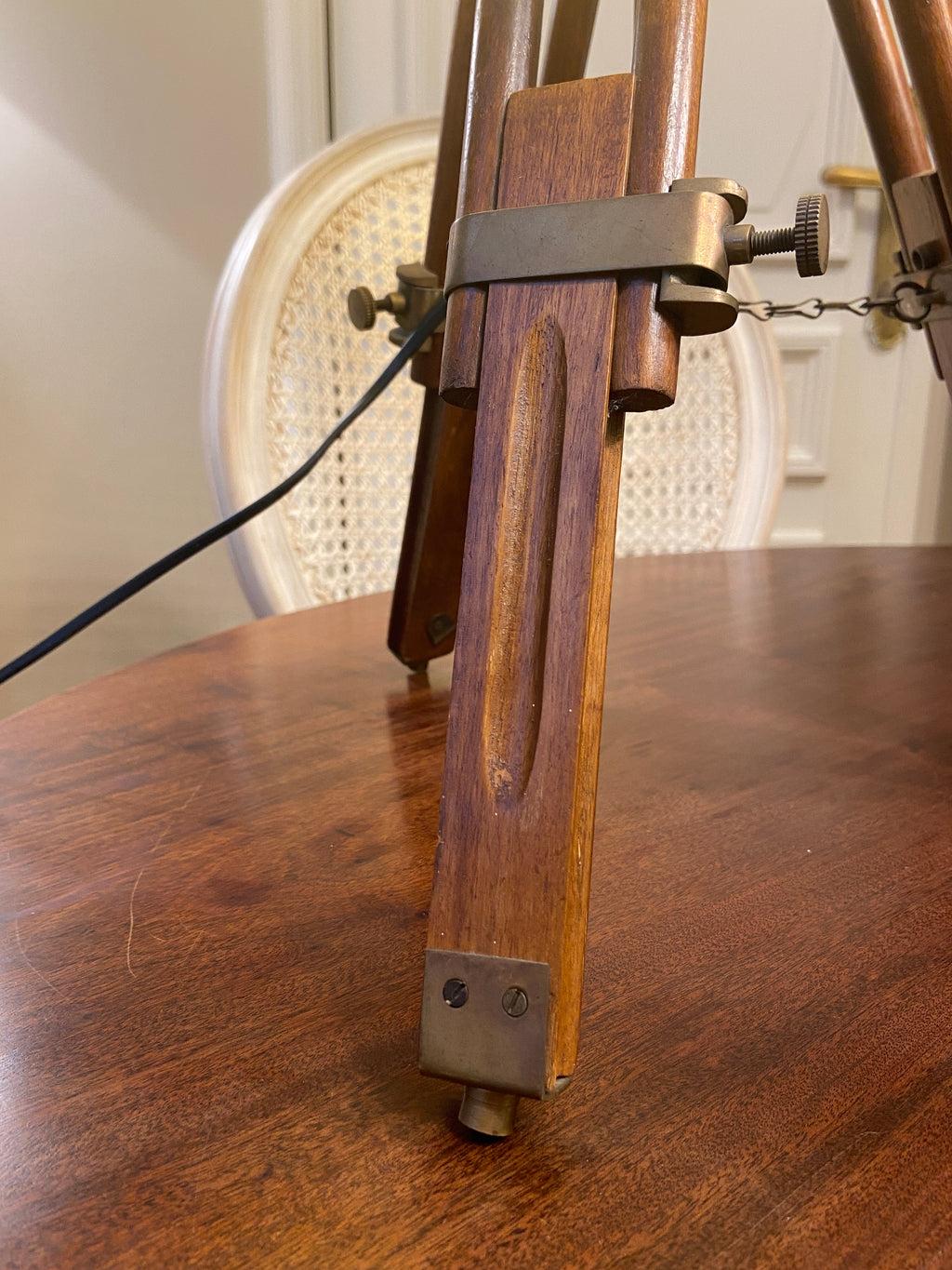 Lampe trépied en bois et laiton &amp; abat-jour ovale Paon