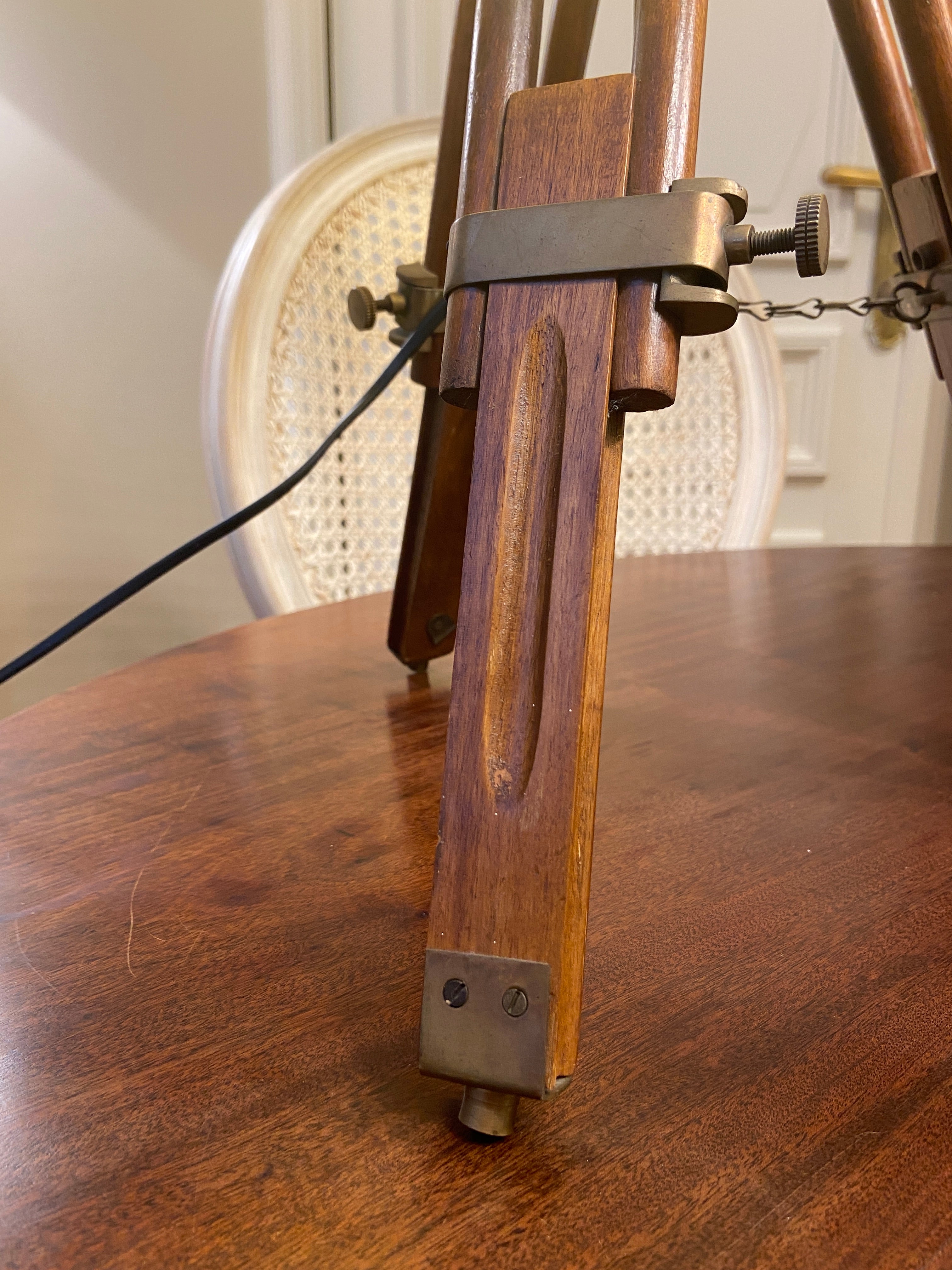 Lampe trépied en bois et laiton &amp; abat-jour ovale Paon