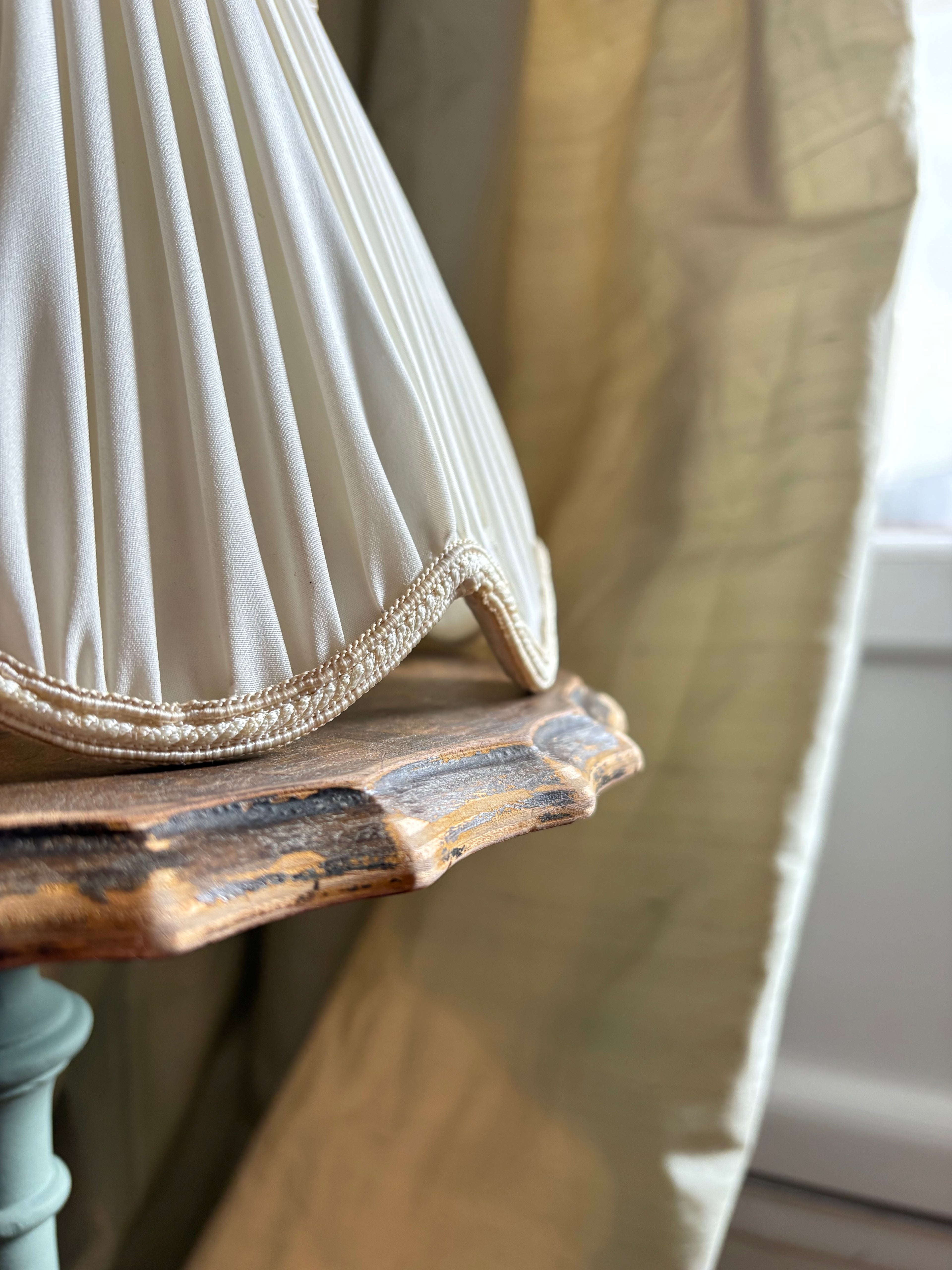 Abat-jour plissé blanc festonné