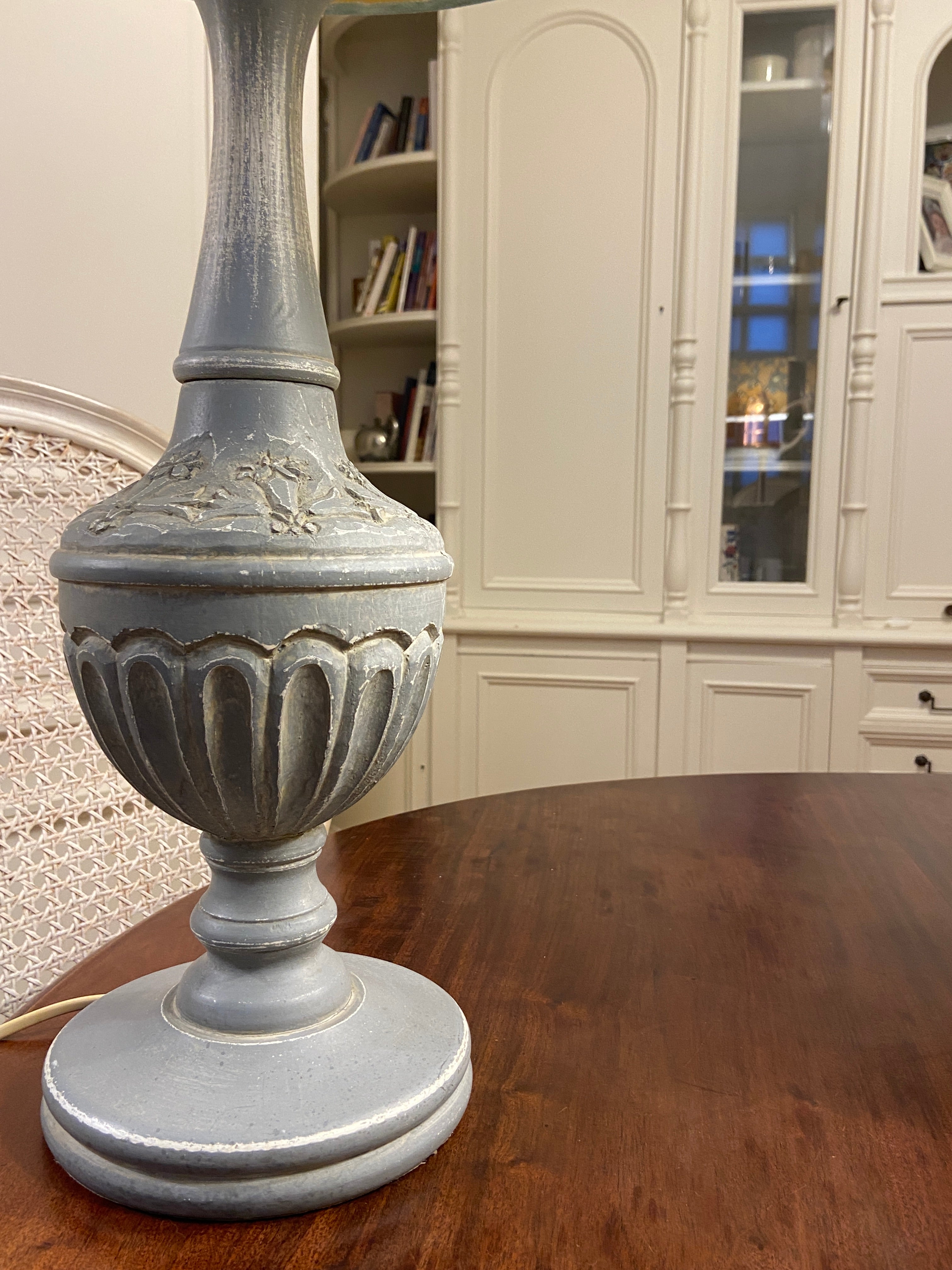 Lampe sur pied en bois sculpté &amp; abat-jour Paon rond