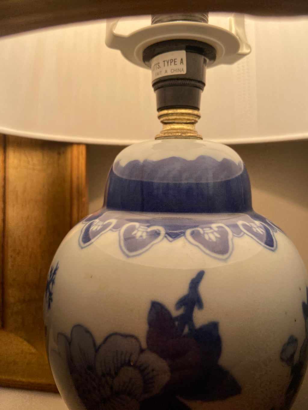 Lampe en porcelaine bleue & abat-jour plissé – 40 cm