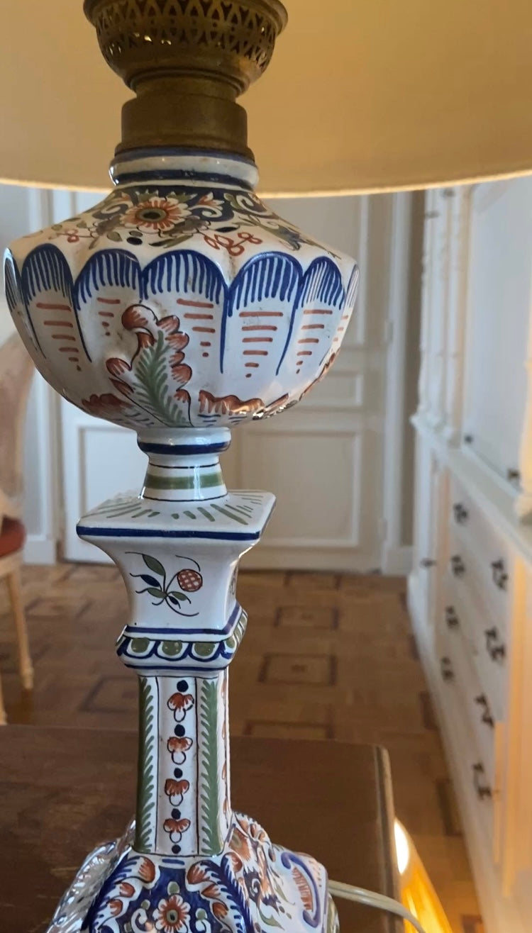 Lampe ancienne en faïence de Rouen – Peinte à la main