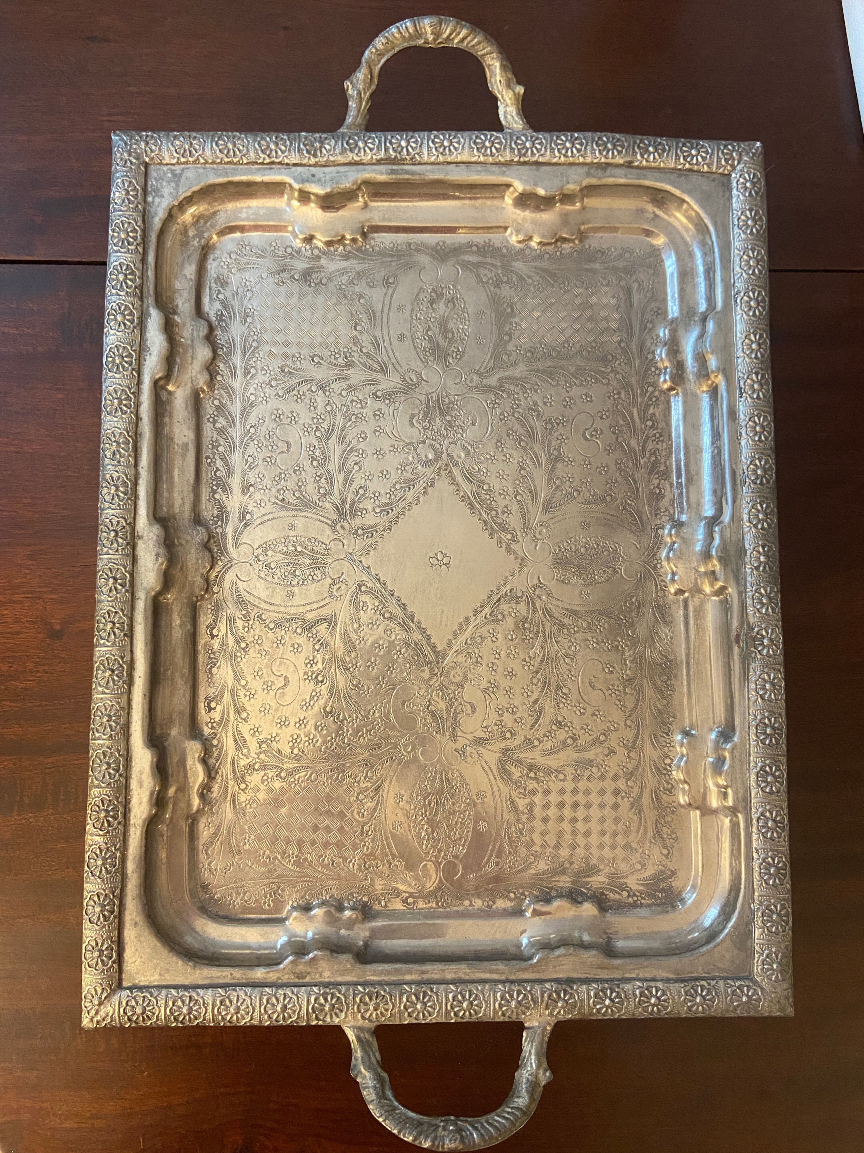 Plateau en métal argenté poinçonné – 45 x 35 cm