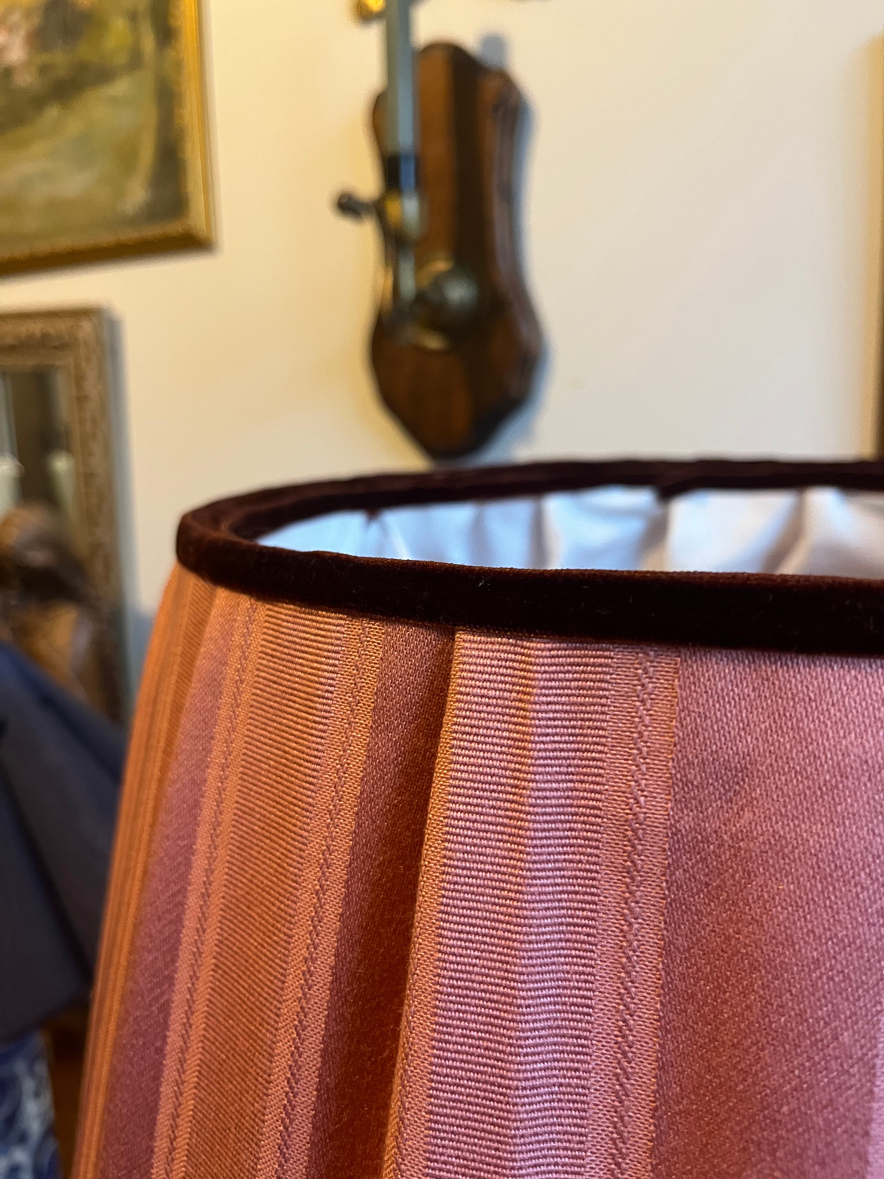 Lampe en céramique peinte à la main – pièce unique

Signée Marie Demeures