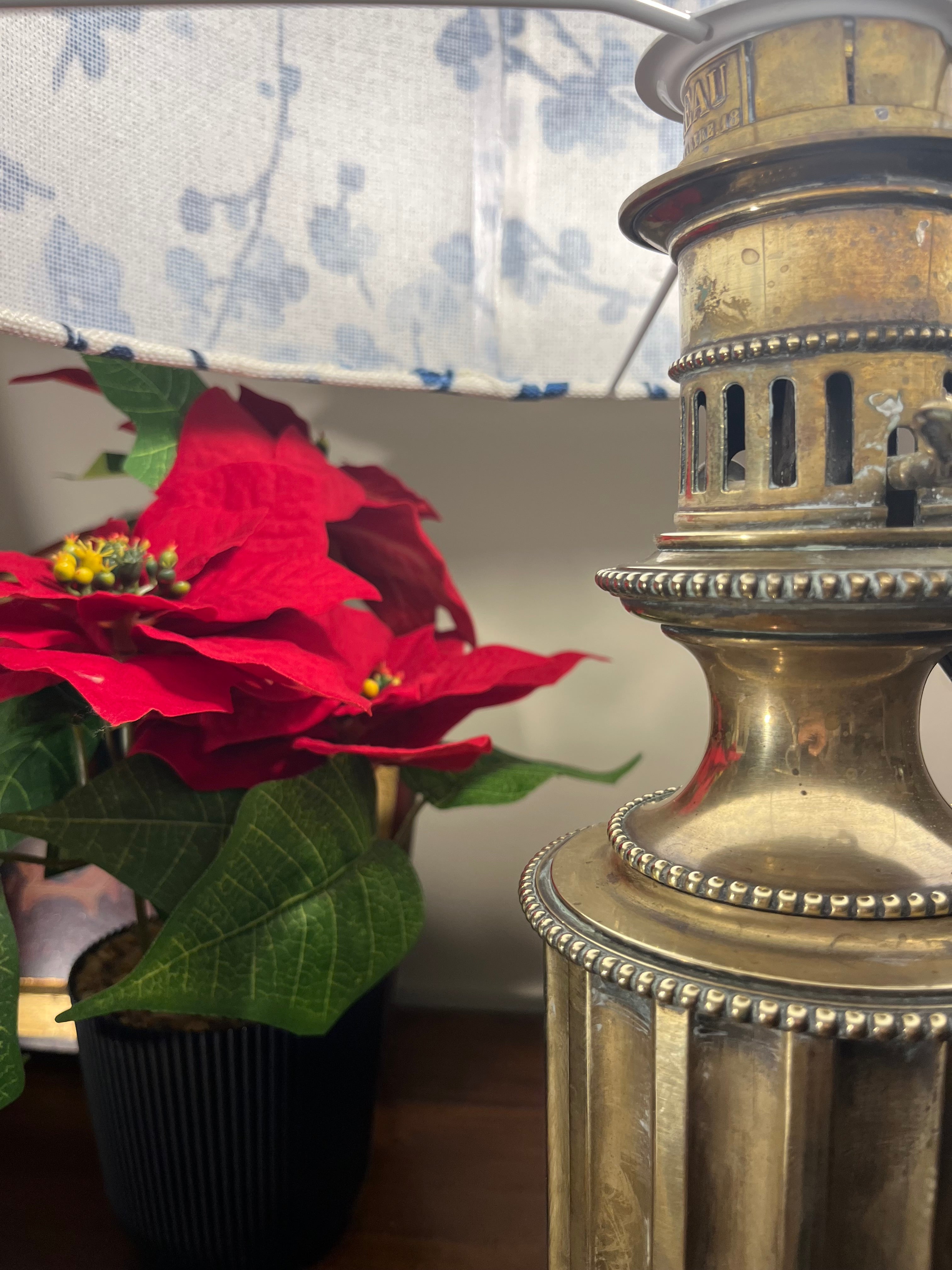 Lampe ancienne en laiton et son abat-jour– Style Louis XVI