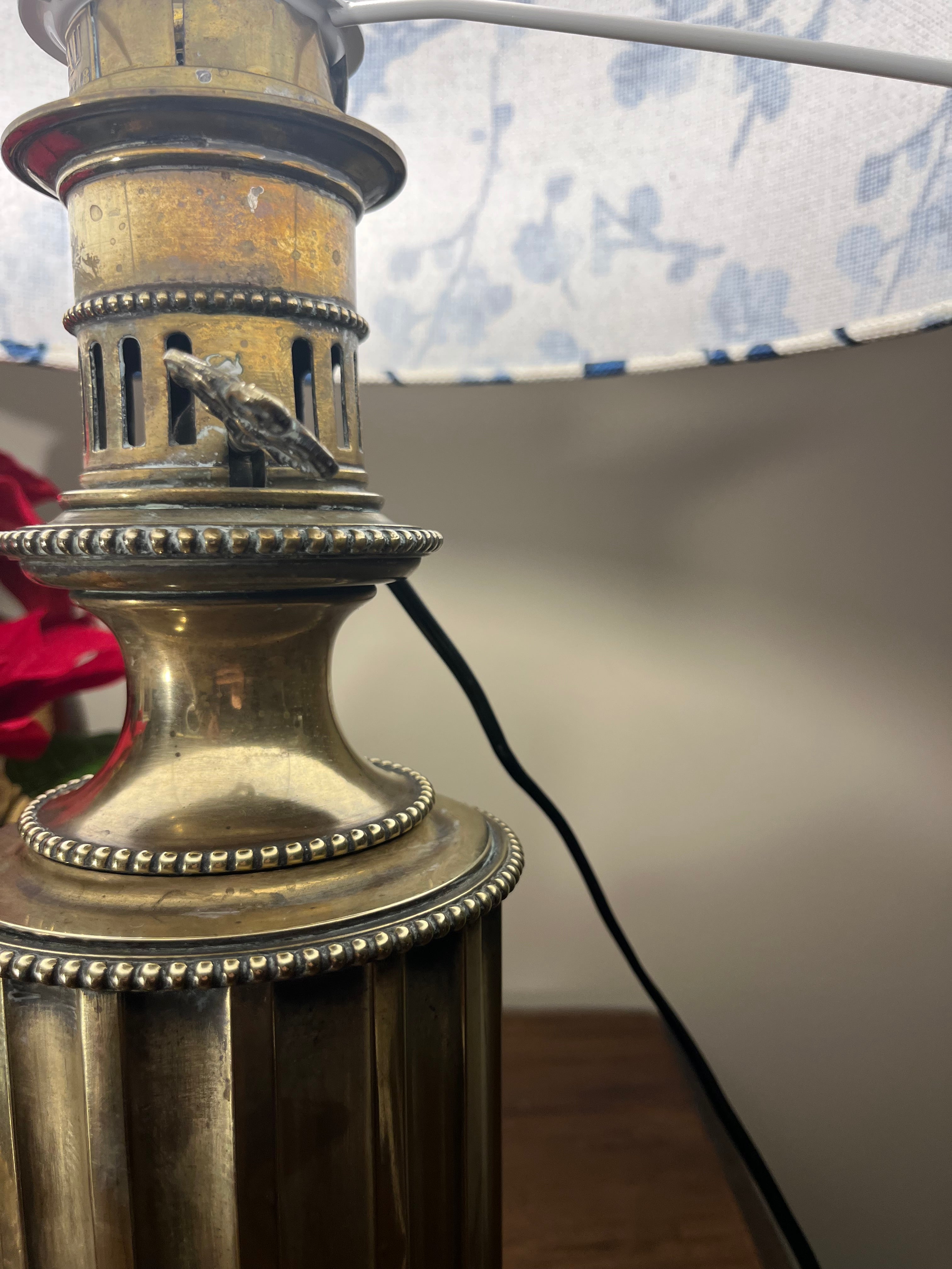 Lampe ancienne en laiton et son abat-jour– Style Louis XVI