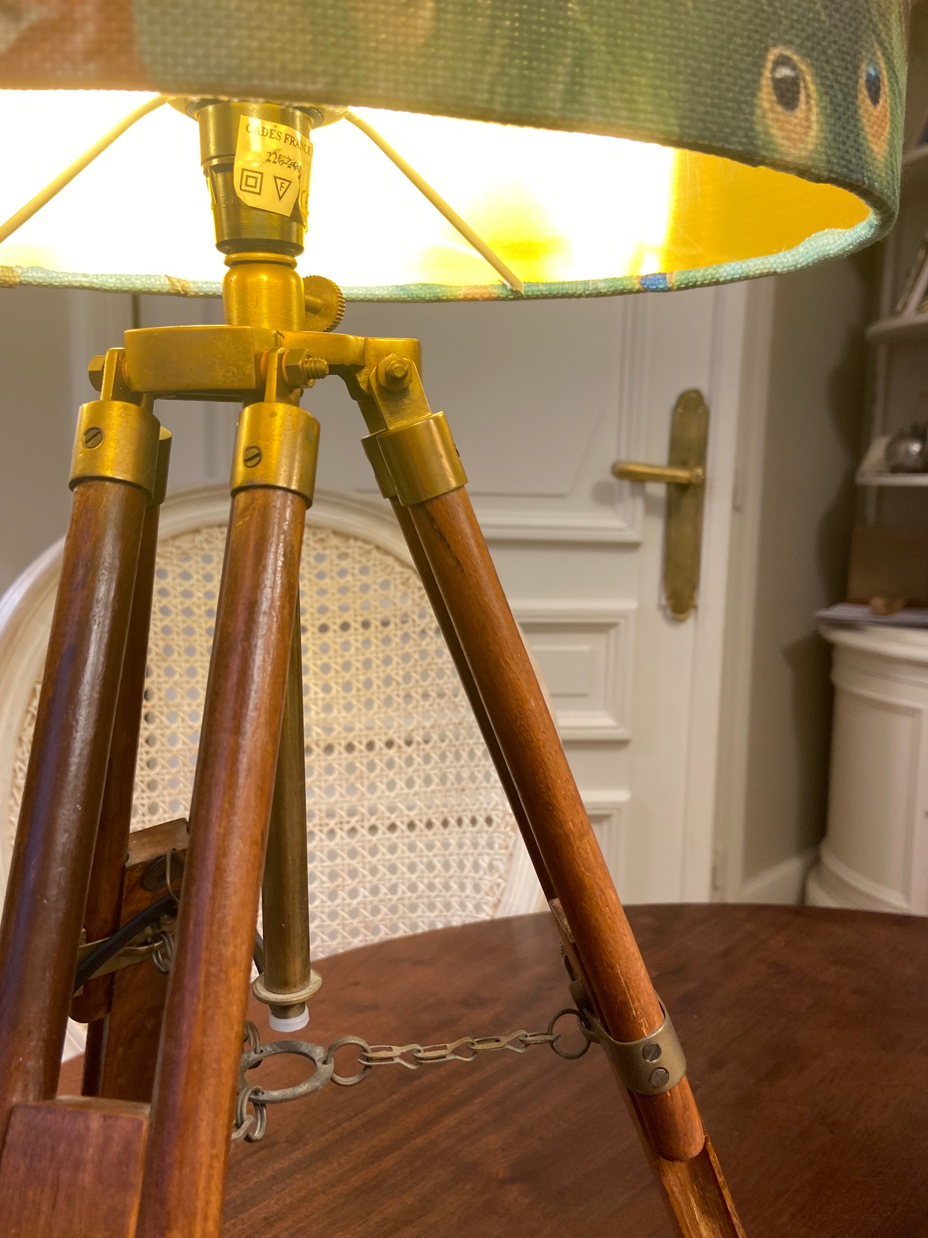 Lampe trépied en bois et laiton &amp; abat-jour ovale Paon