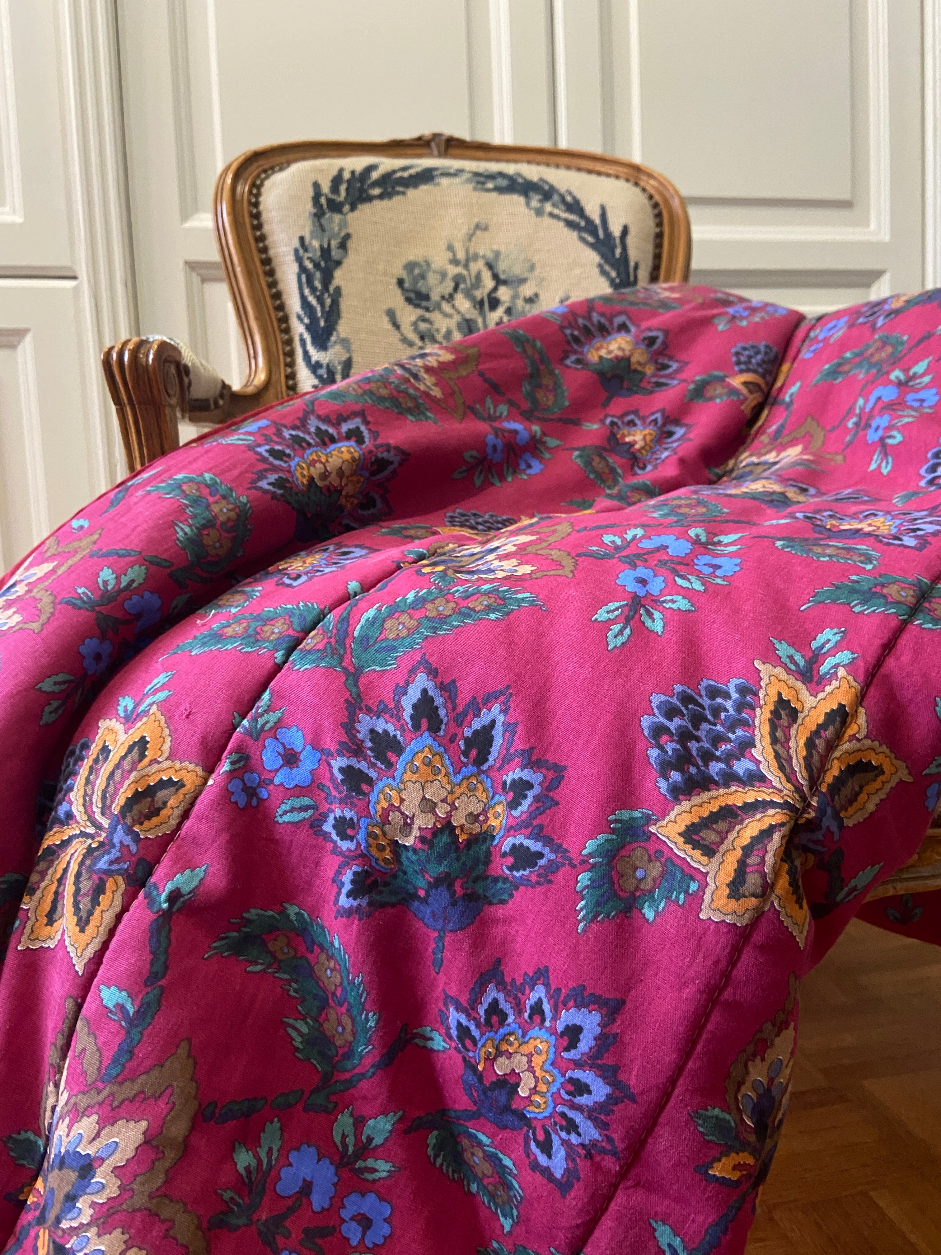 Boutis matelassé fleuri rose – pièce vintage