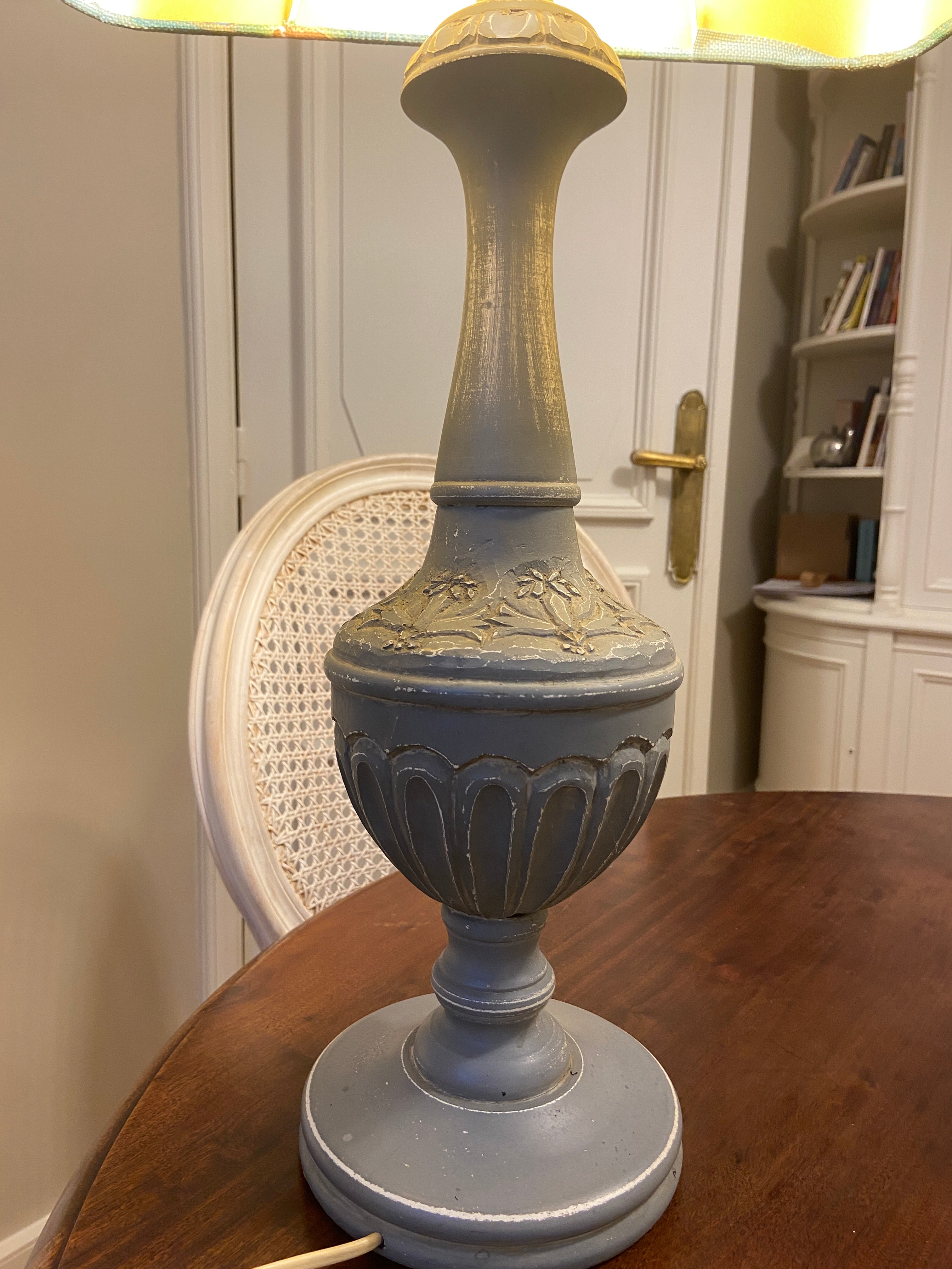 Lampe sur pied en bois sculpté & abat-jour Paon