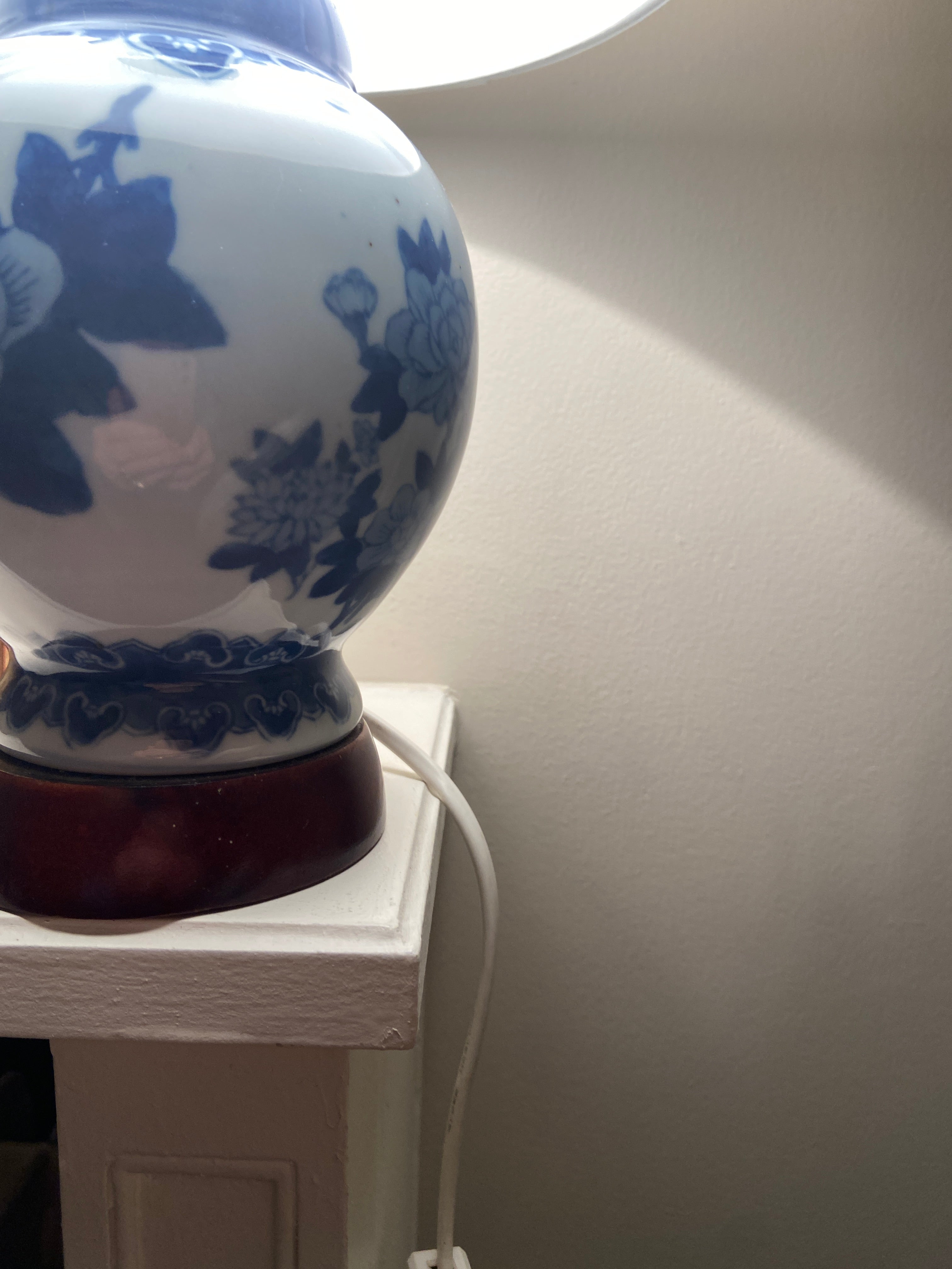 Lampe en porcelaine bleue & abat-jour plissé – 40 cm