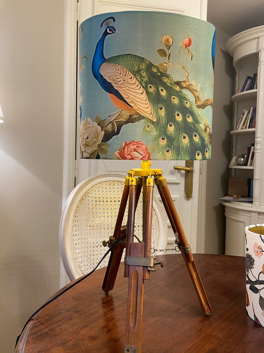 Lampe trépied en bois et laiton &amp; abat-jour ovale Paon