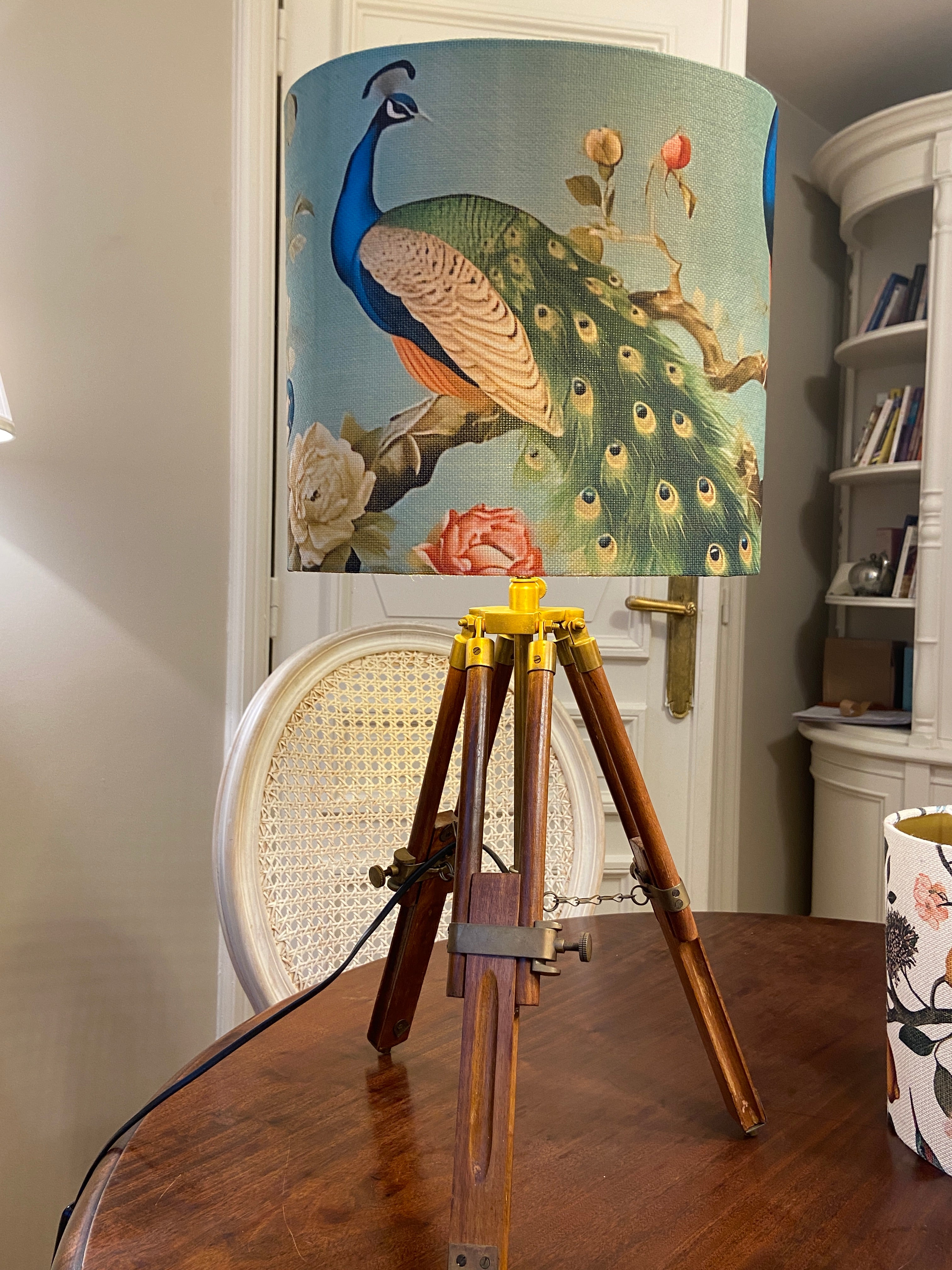 Lampe trépied en bois et laiton &amp; abat-jour ovale Paon