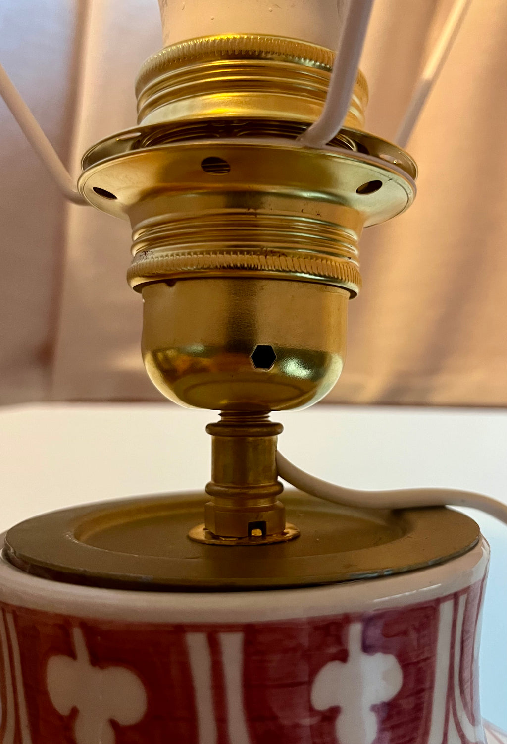 Lampe en céramique peinte à la main – pièce unique

Signée Marie Demeures