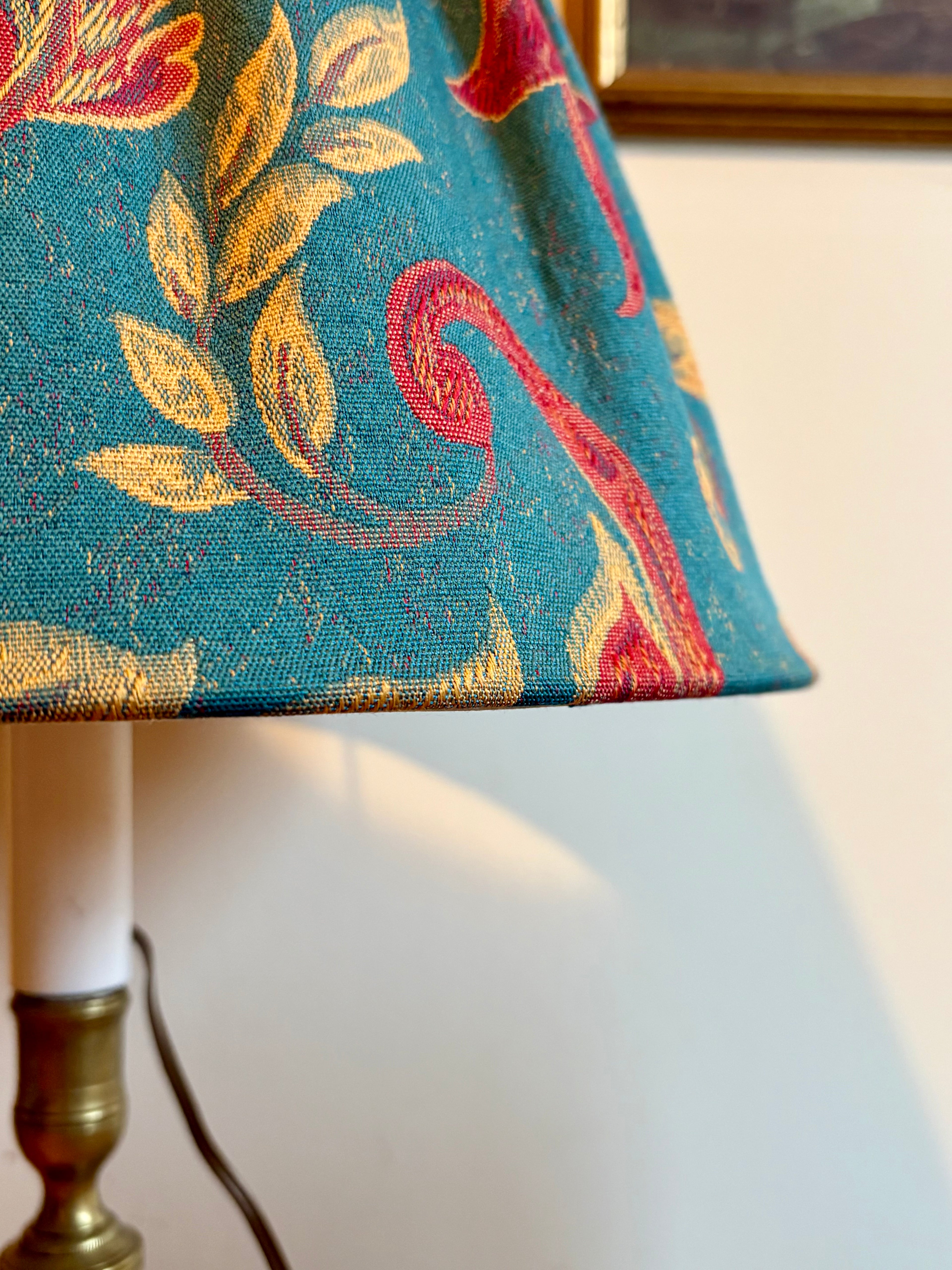 Lampe en laiton patiné – Abat-jour tapisserie vert sapin fait main