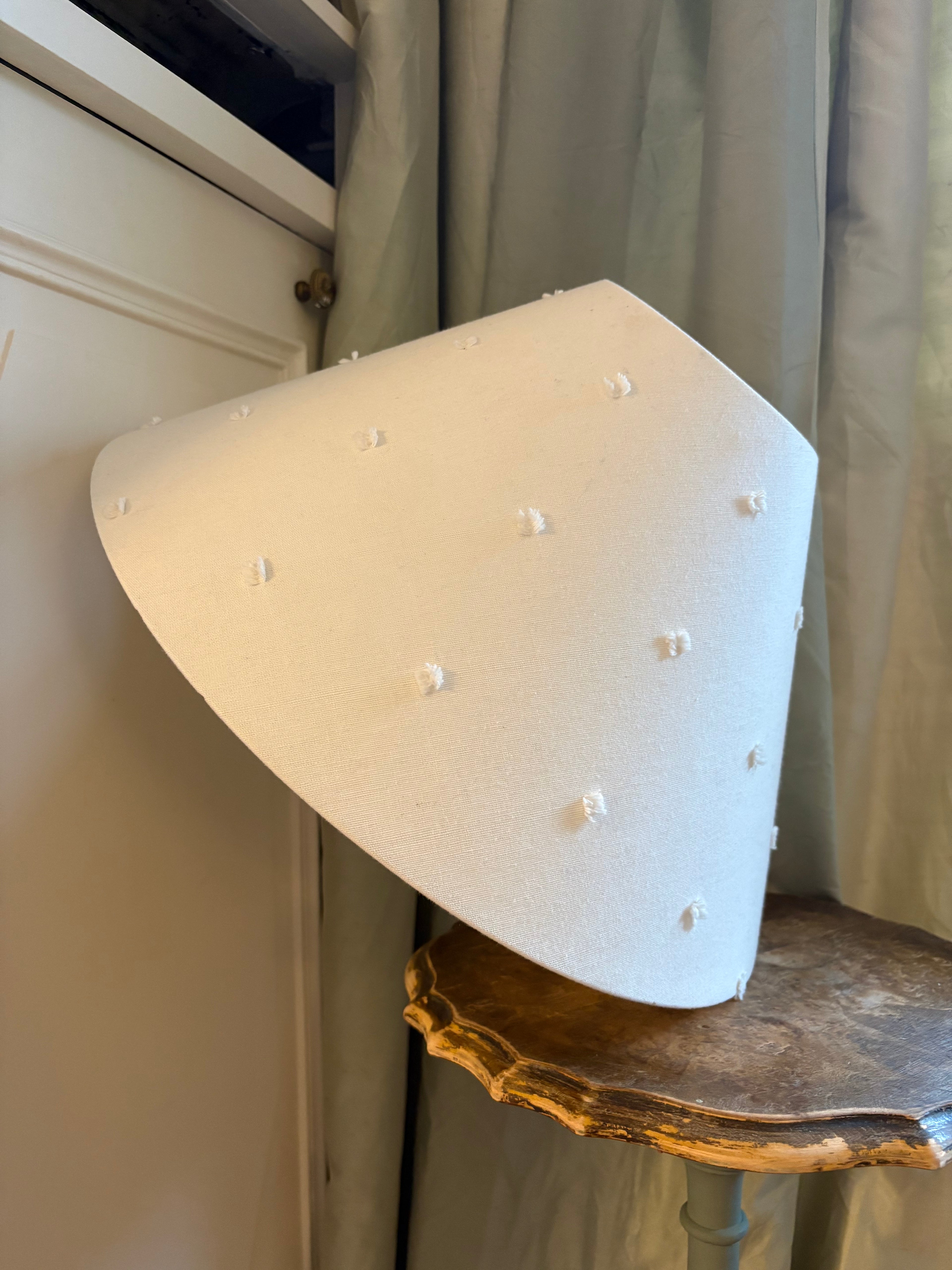 Abat-jour plumetis blanc