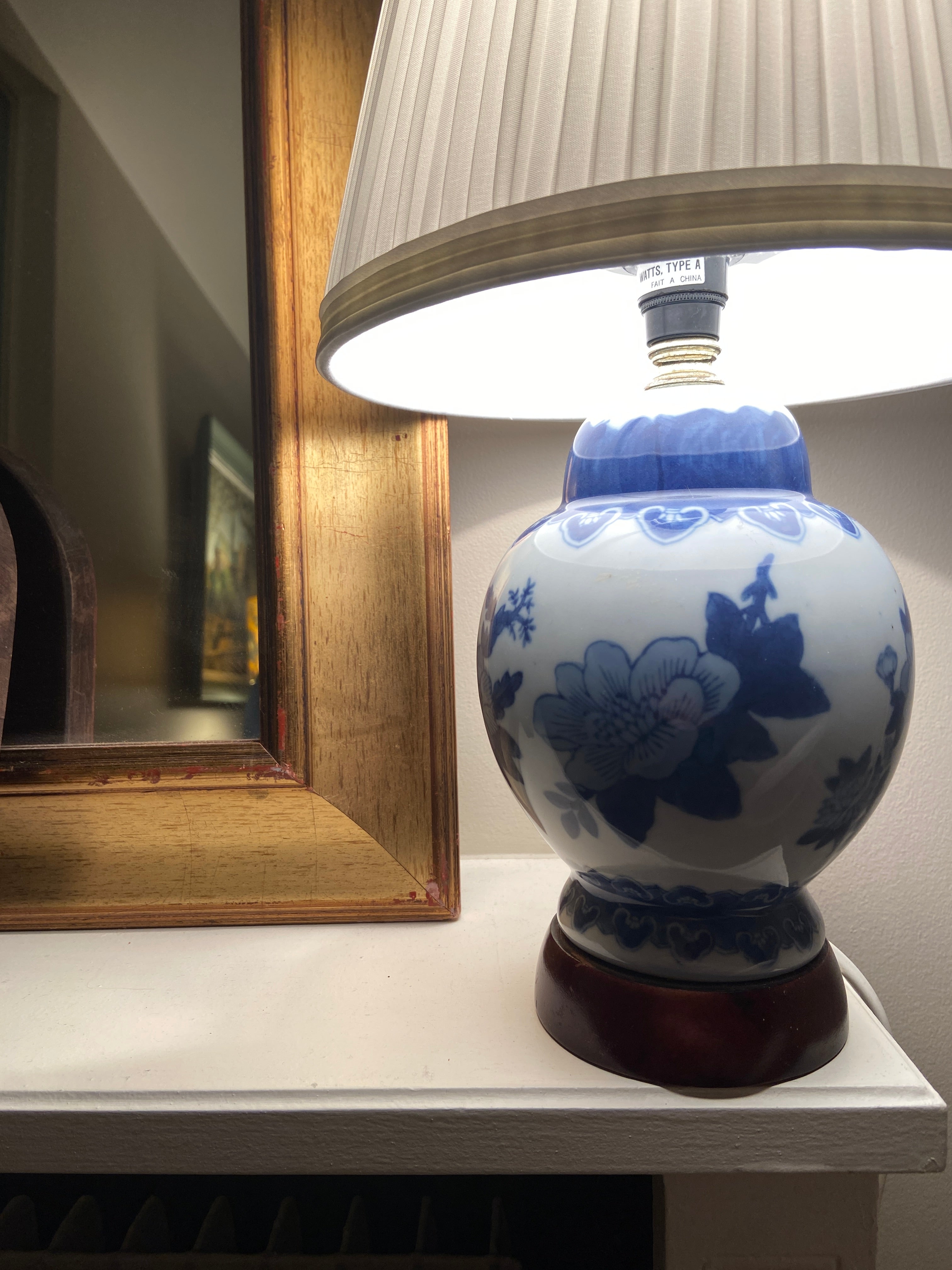 Lampe en porcelaine bleue & abat-jour plissé – 40 cm