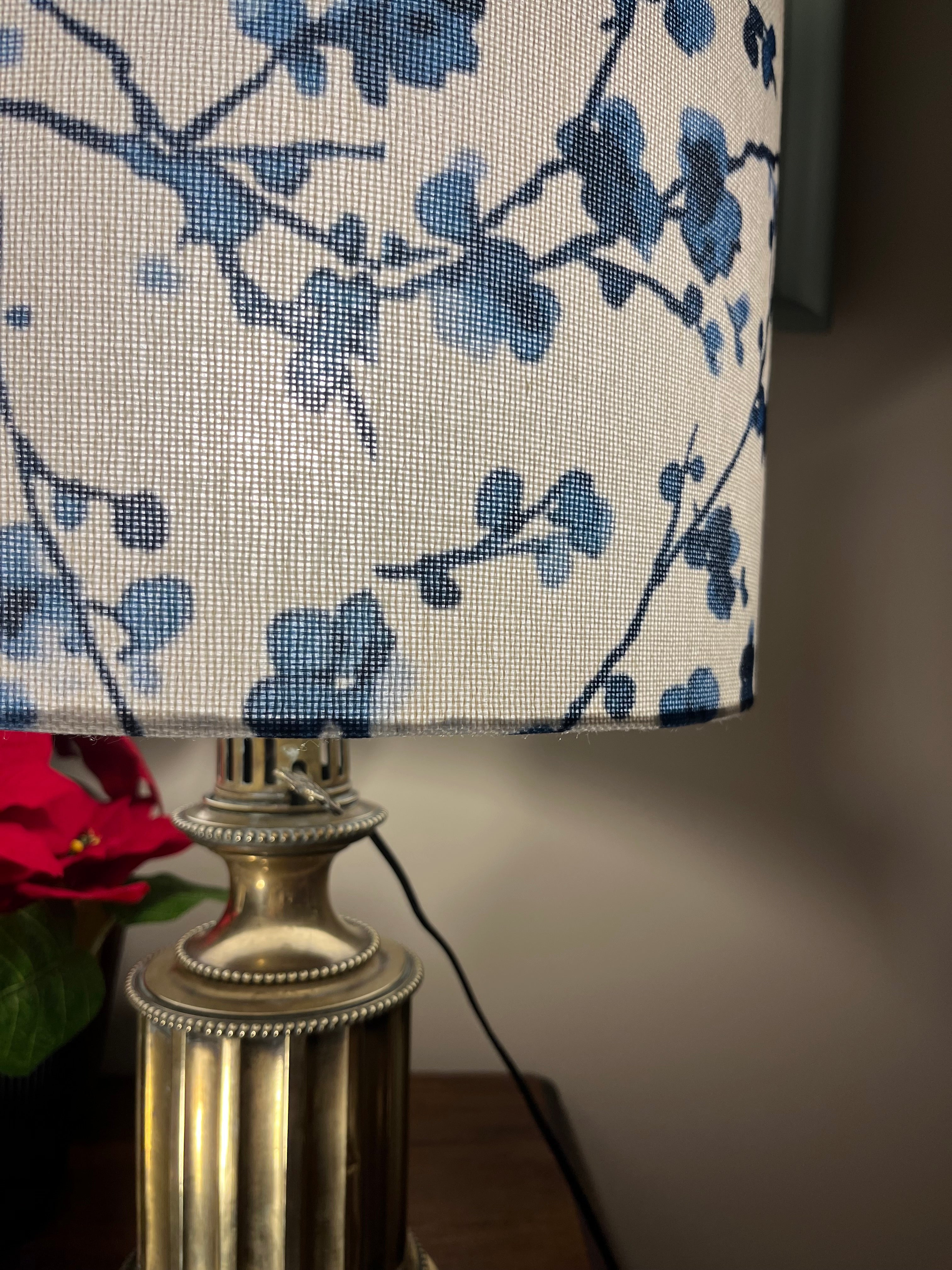 Lampe ancienne en laiton et son abat-jour– Style Louis XVI