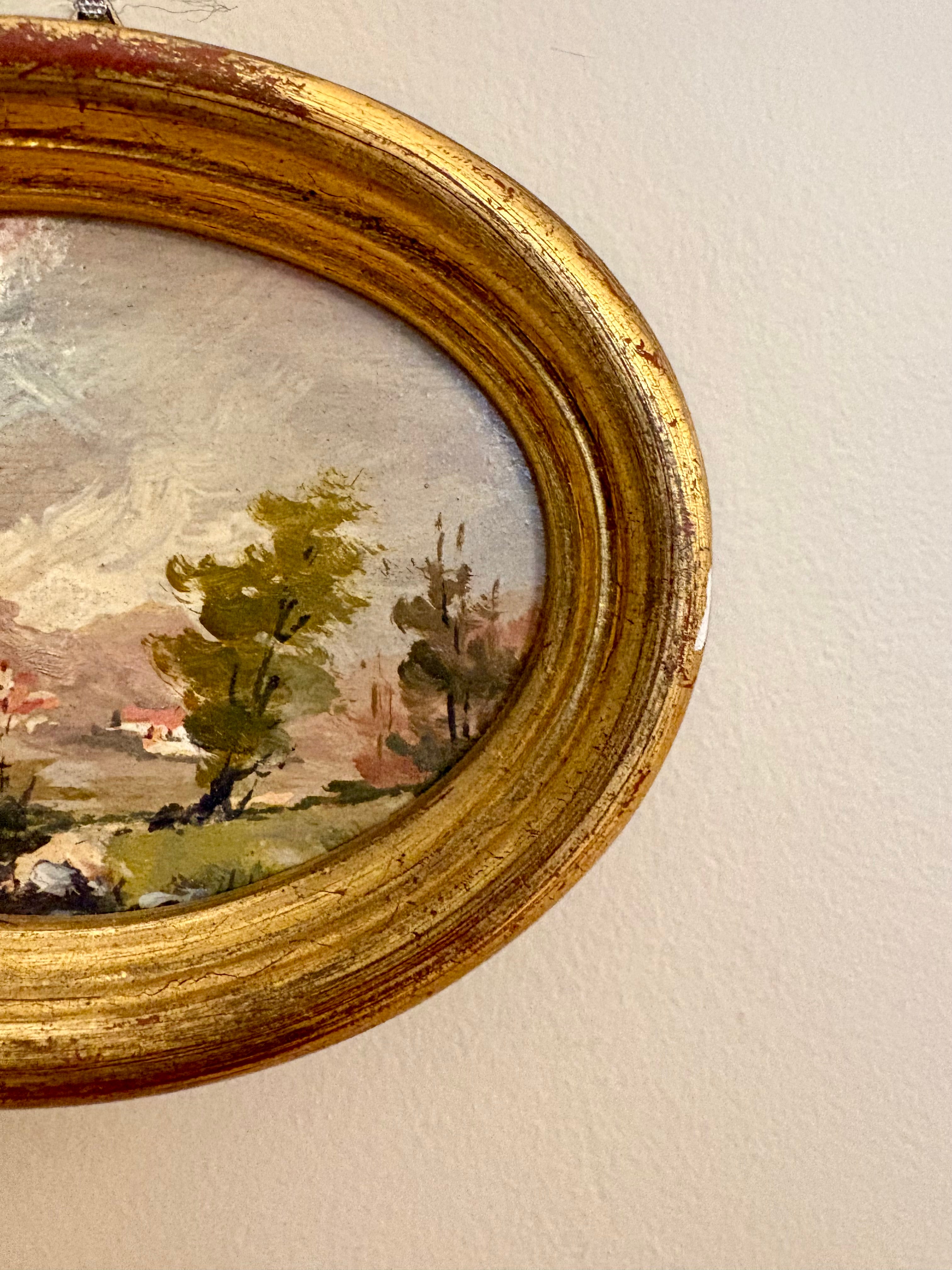 Petit paysage ancien – Huile sur panneau, cadre ovale doré