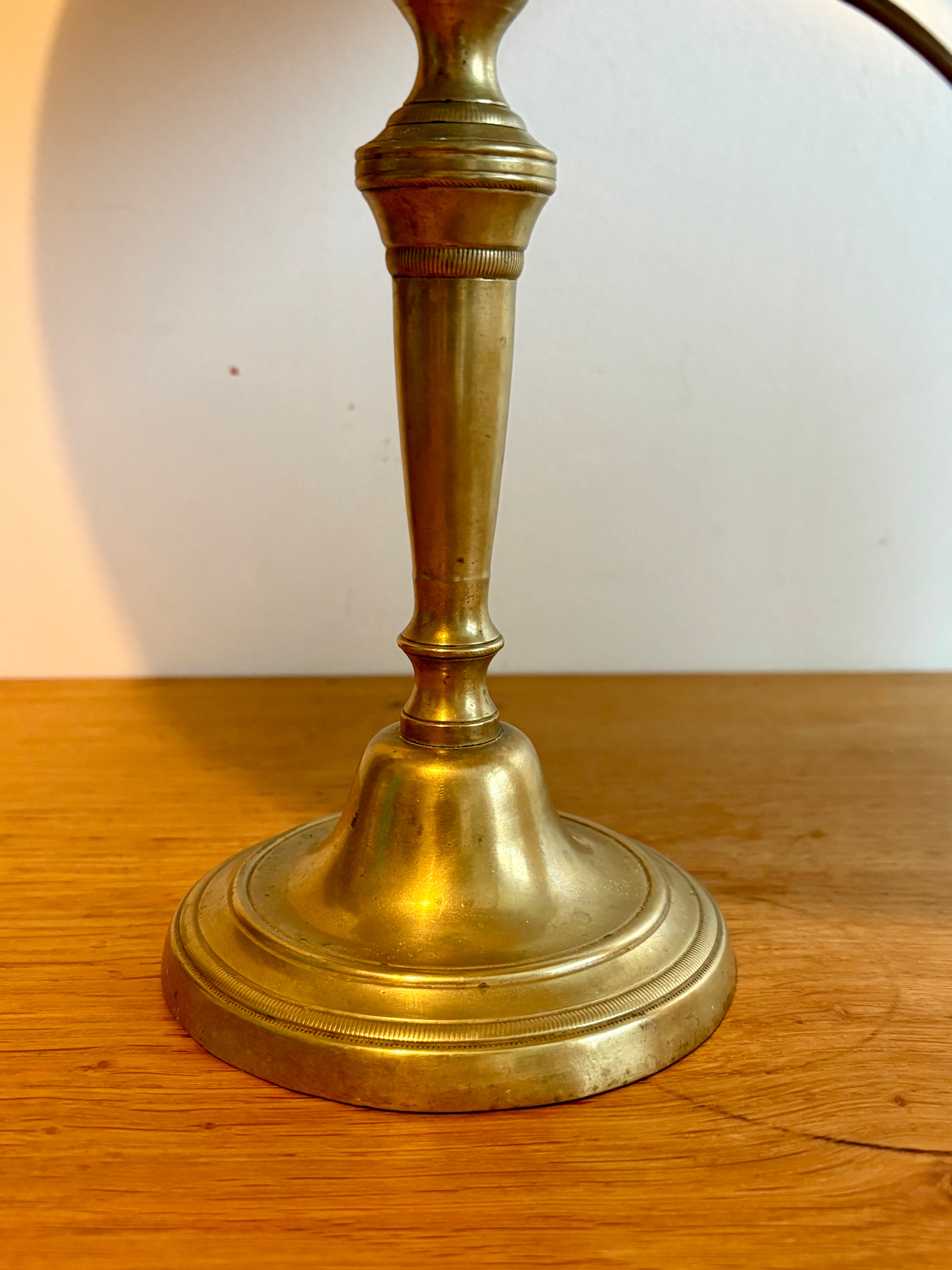 Lampe en laiton patiné – Abat-jour tapisserie vert sapin fait main