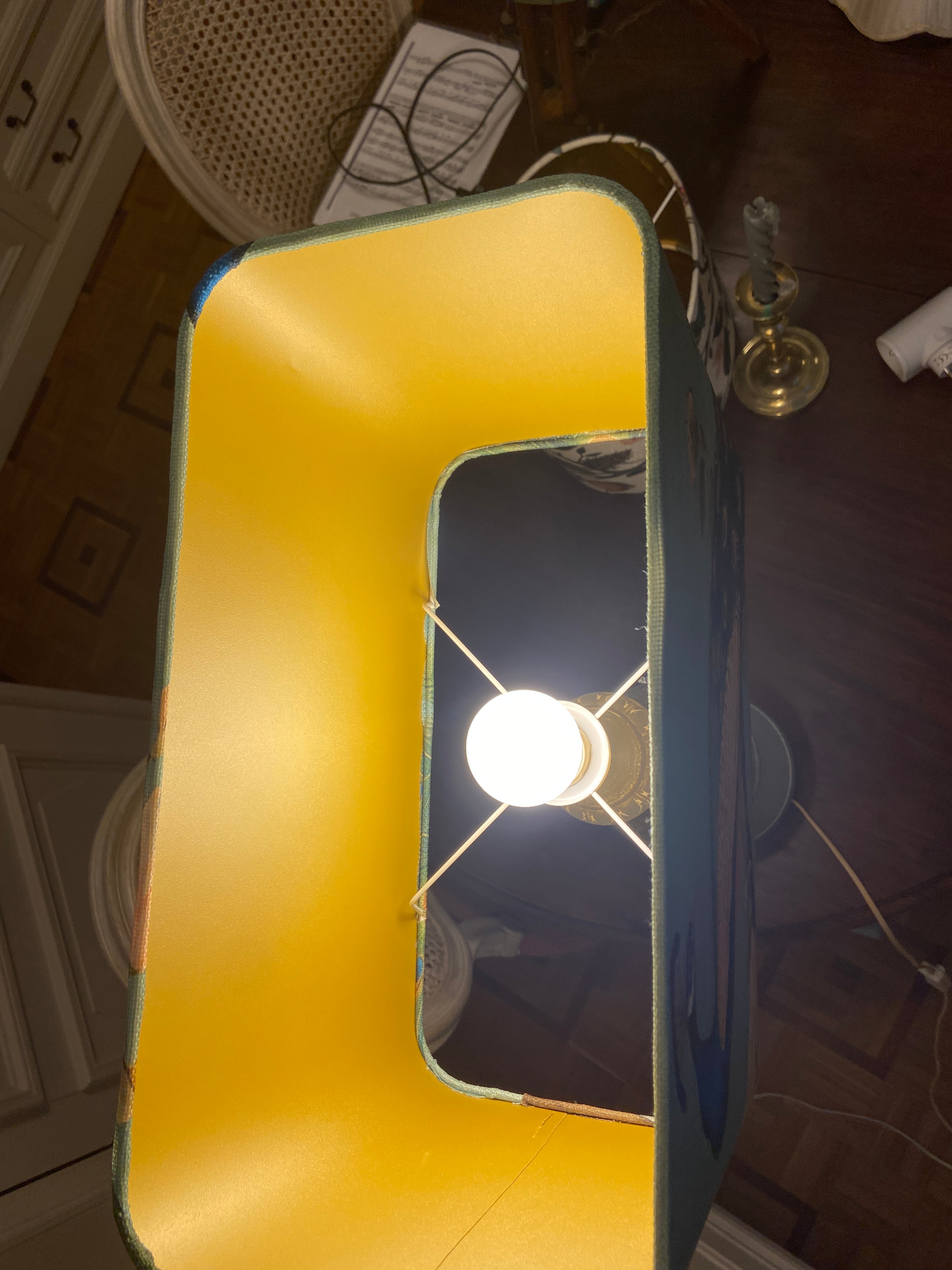 Lampe sur pied en bois sculpté & abat-jour Paon