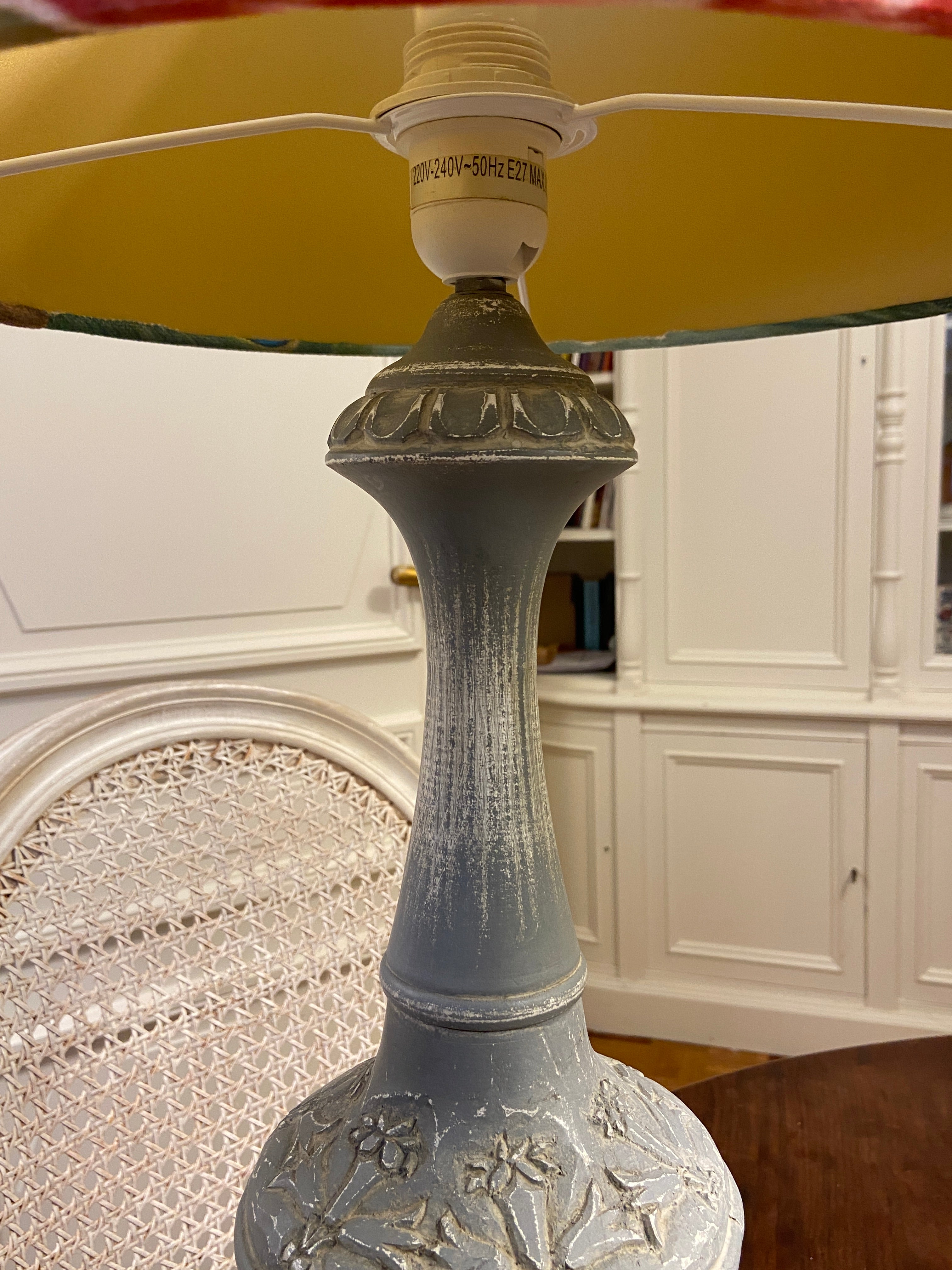 Lampe sur pied en bois sculpté &amp; abat-jour Paon rond