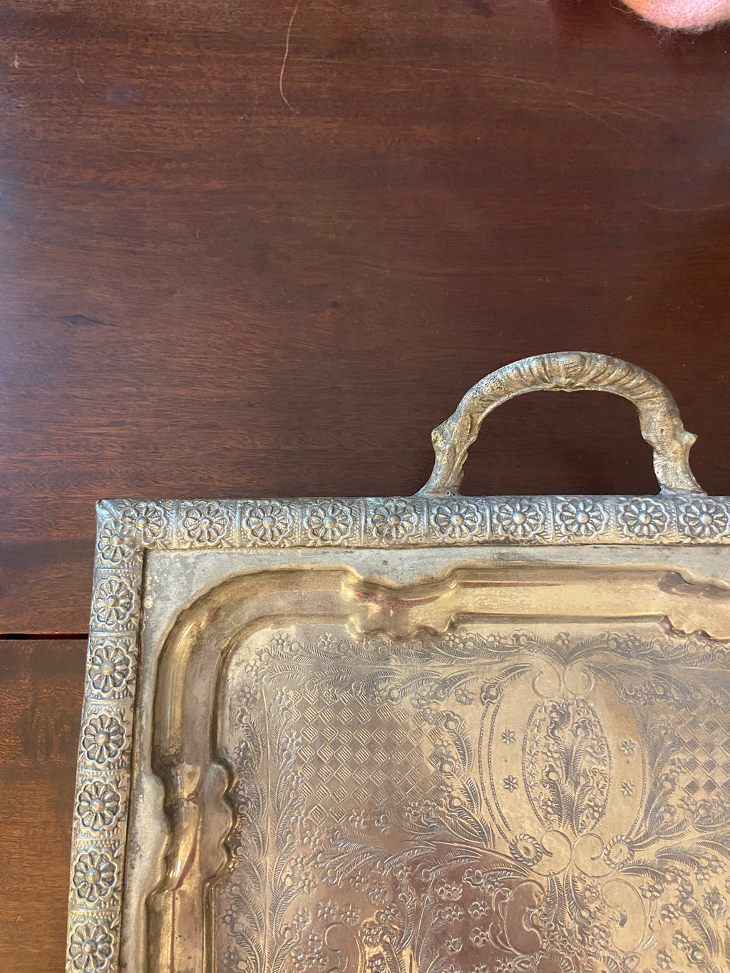 Plateau en métal argenté poinçonné – 45 x 35 cm