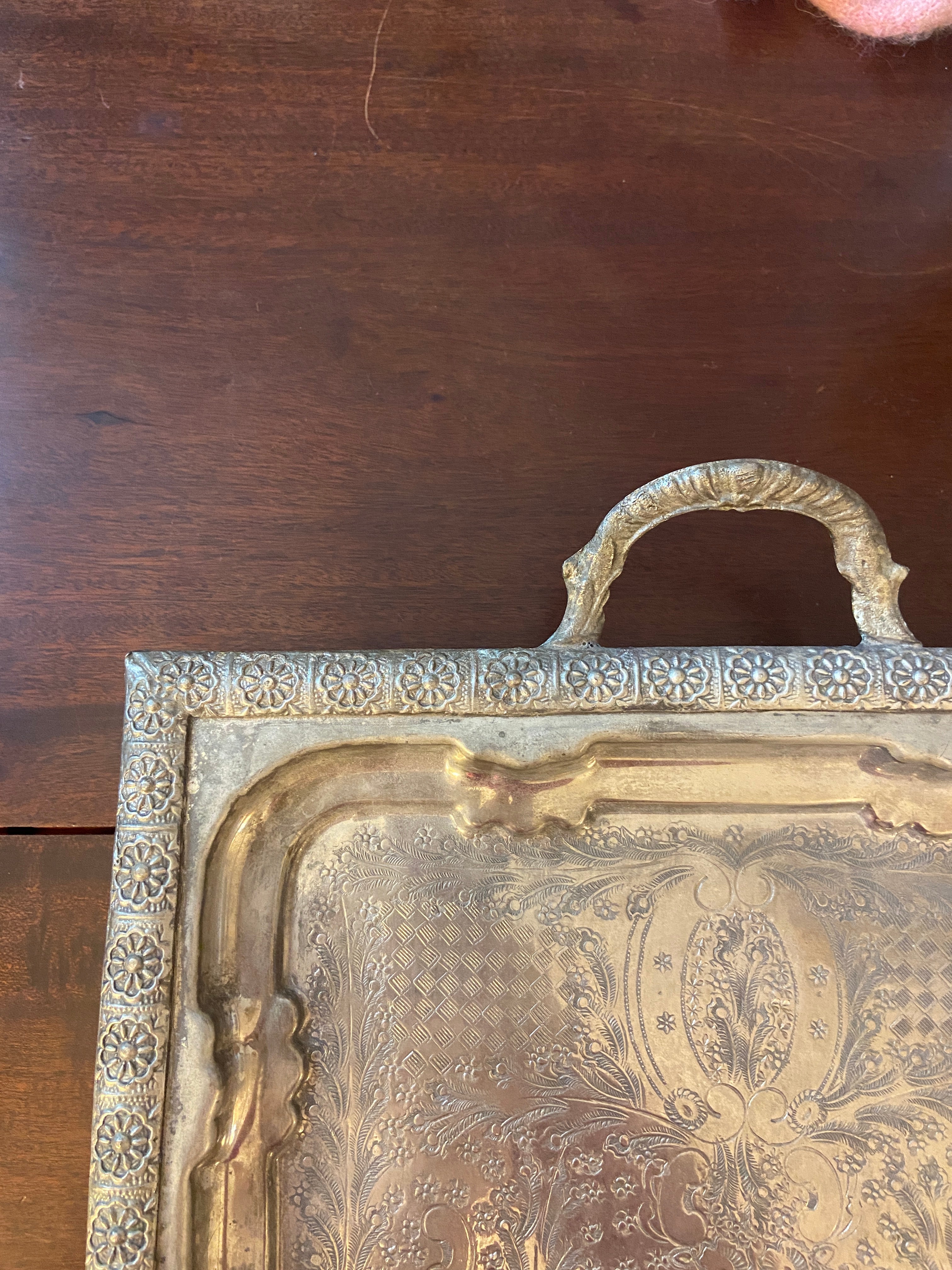 Plateau en métal argenté poinçonné – 45 x 35 cm