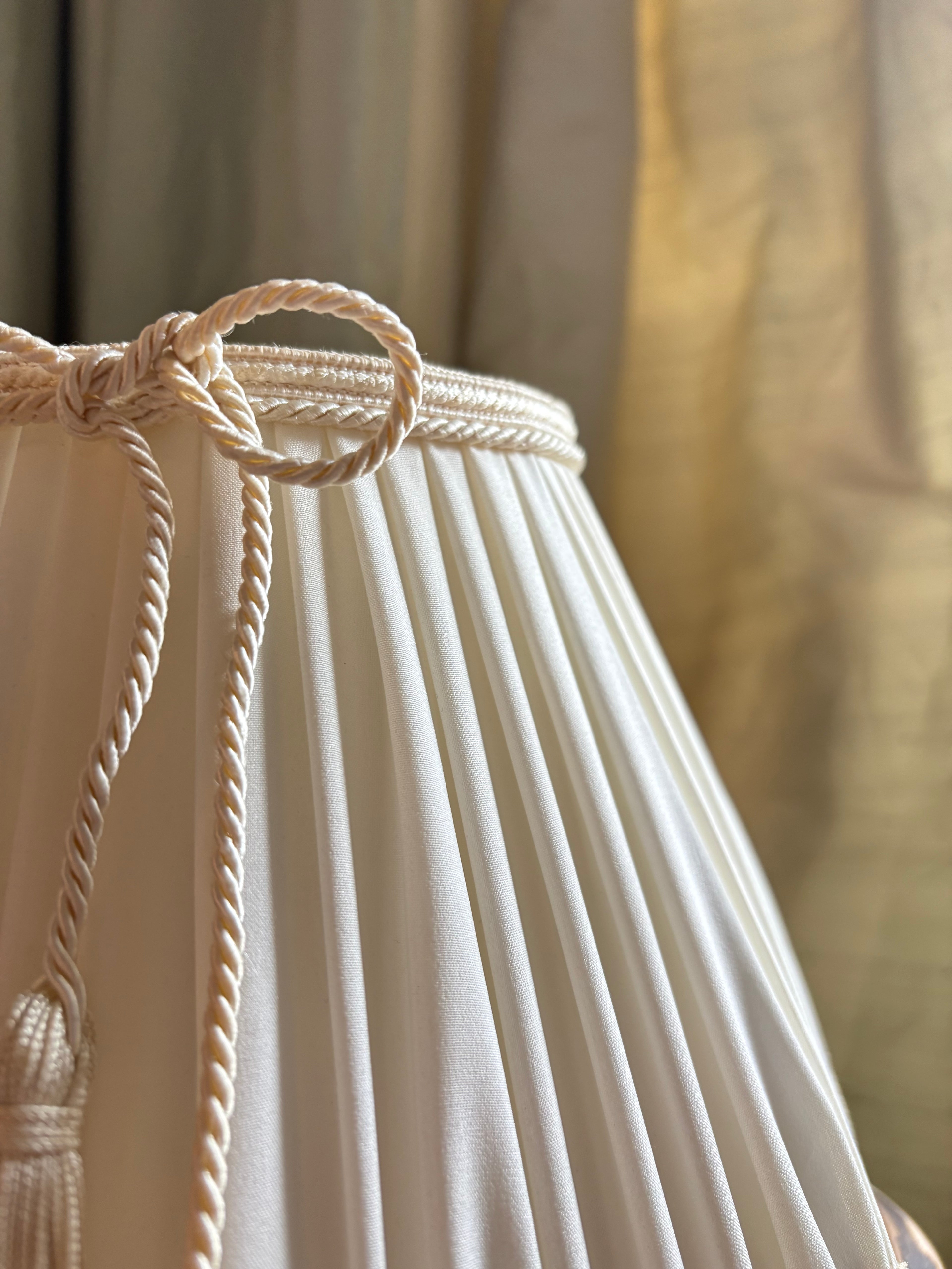 Abat-jour plissé blanc festonné