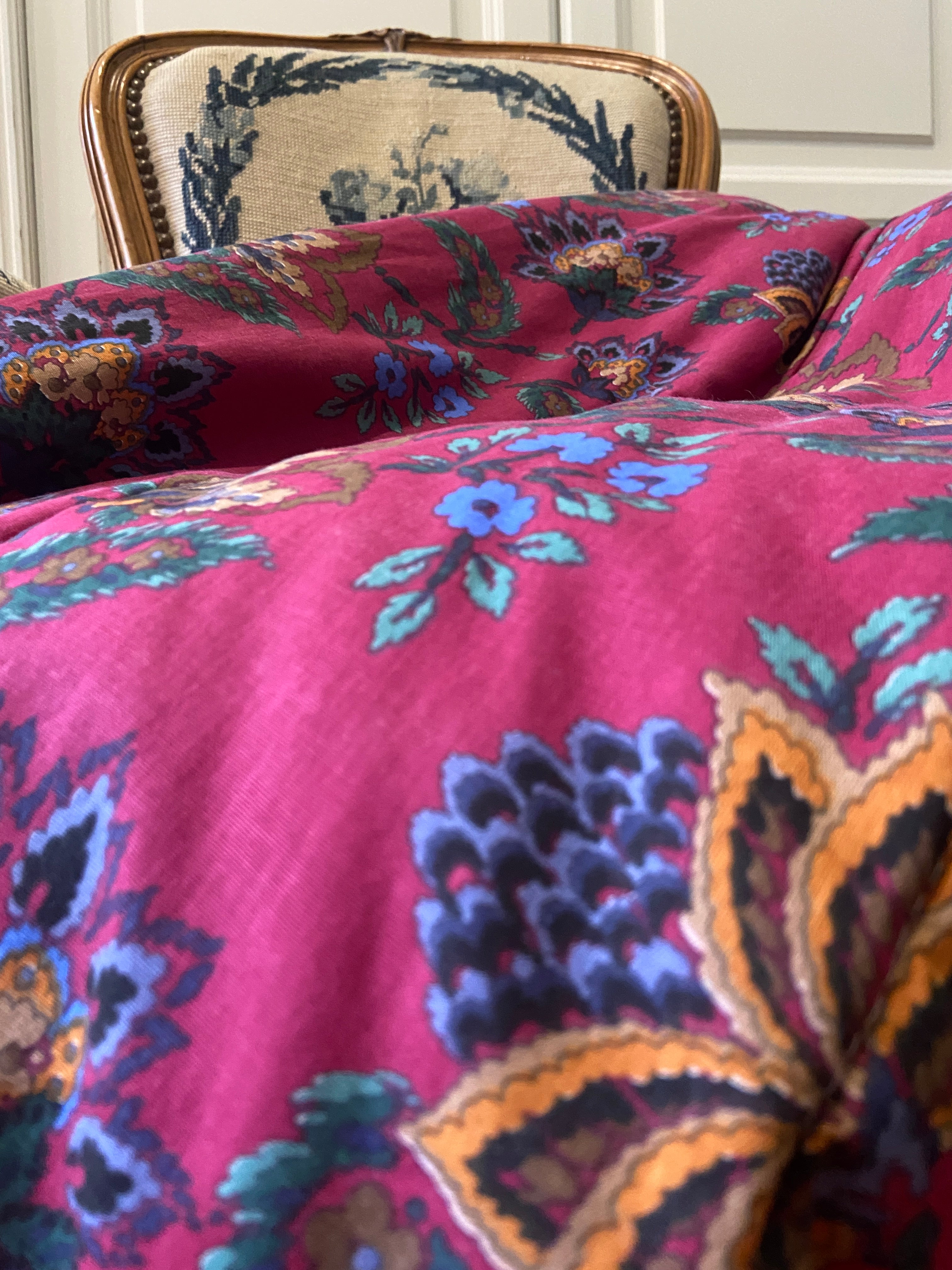 Boutis matelassé fleuri rose – pièce vintage