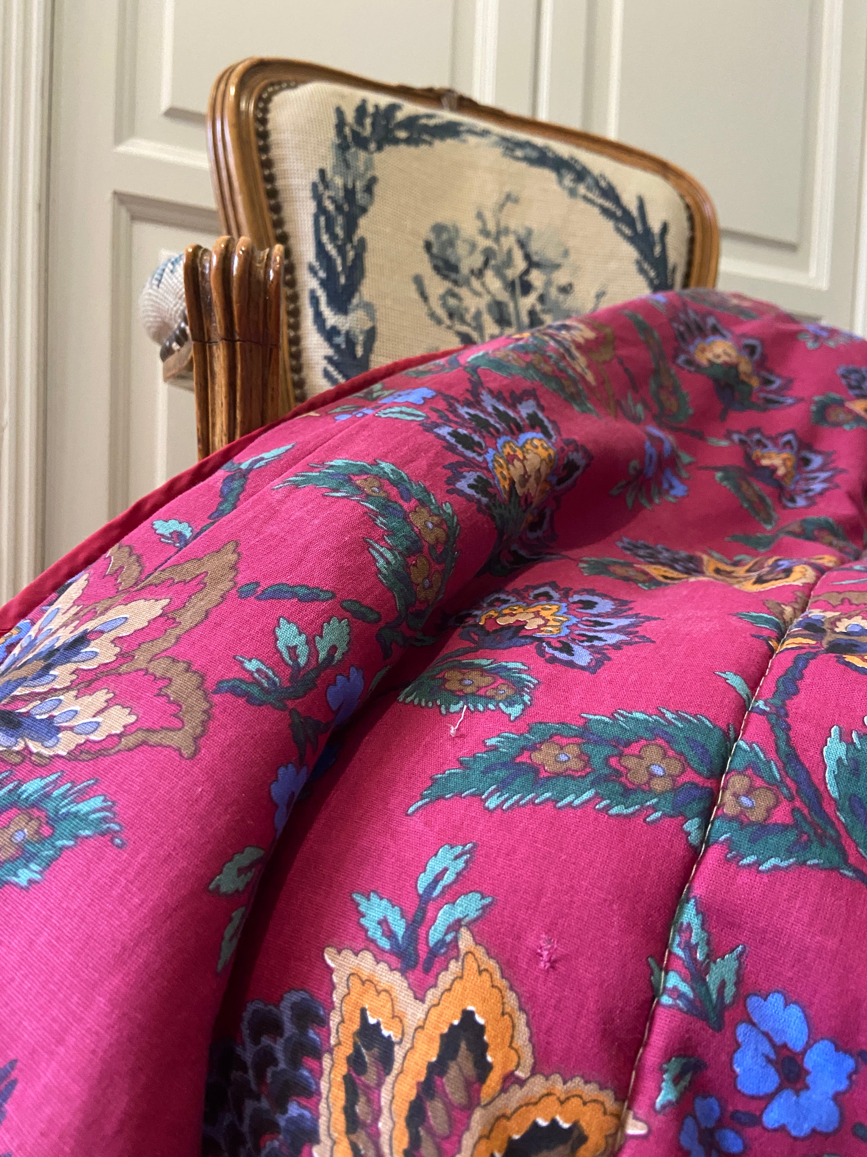 Boutis matelassé fleuri rose – pièce vintage