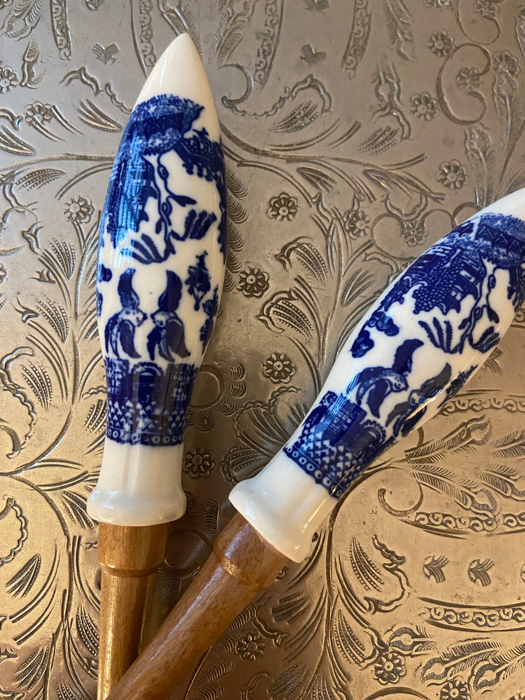 Paire de couvert vintage à servir bois et faïence