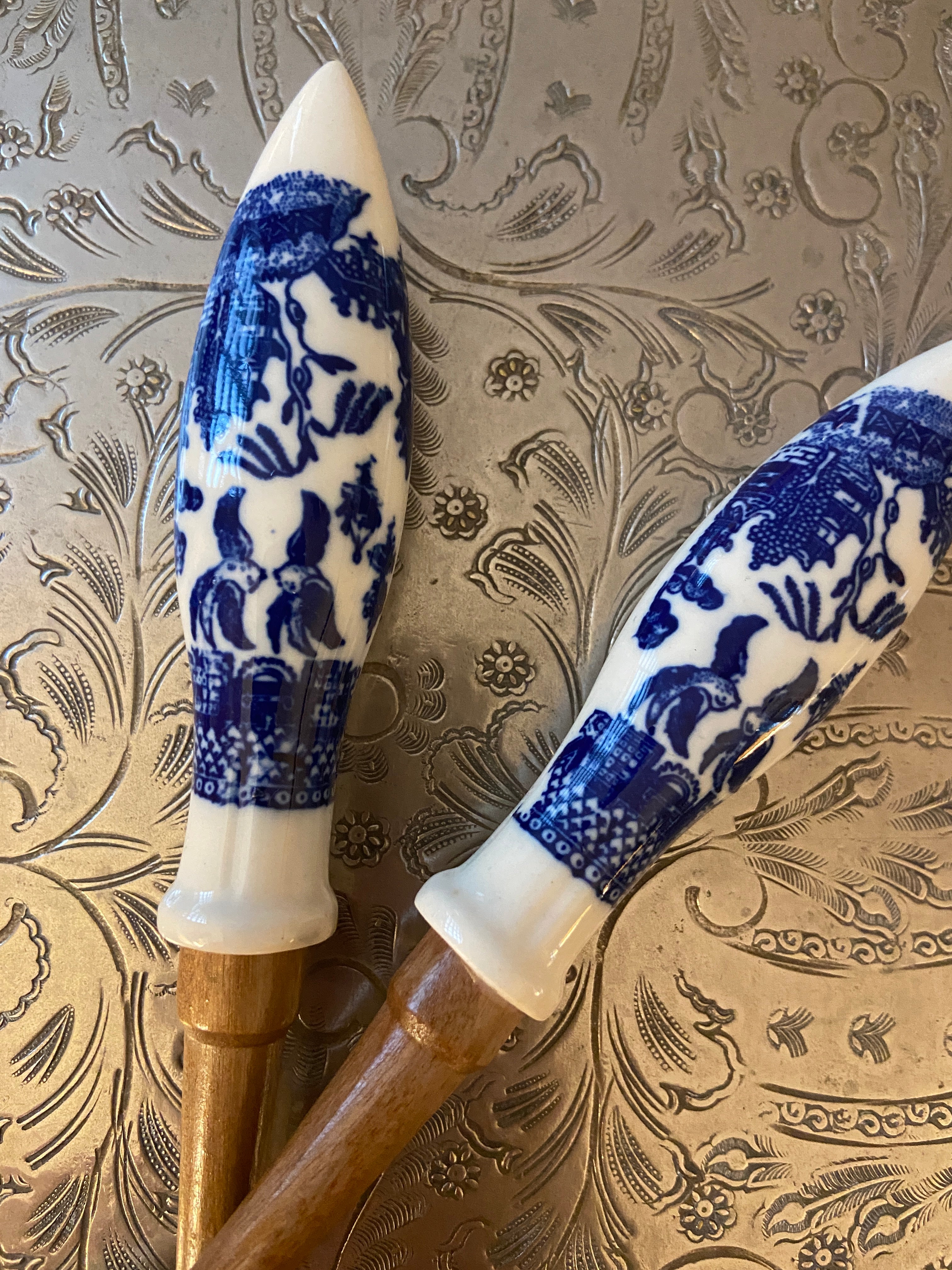 Paire de couvert vintage à servir bois et faïence