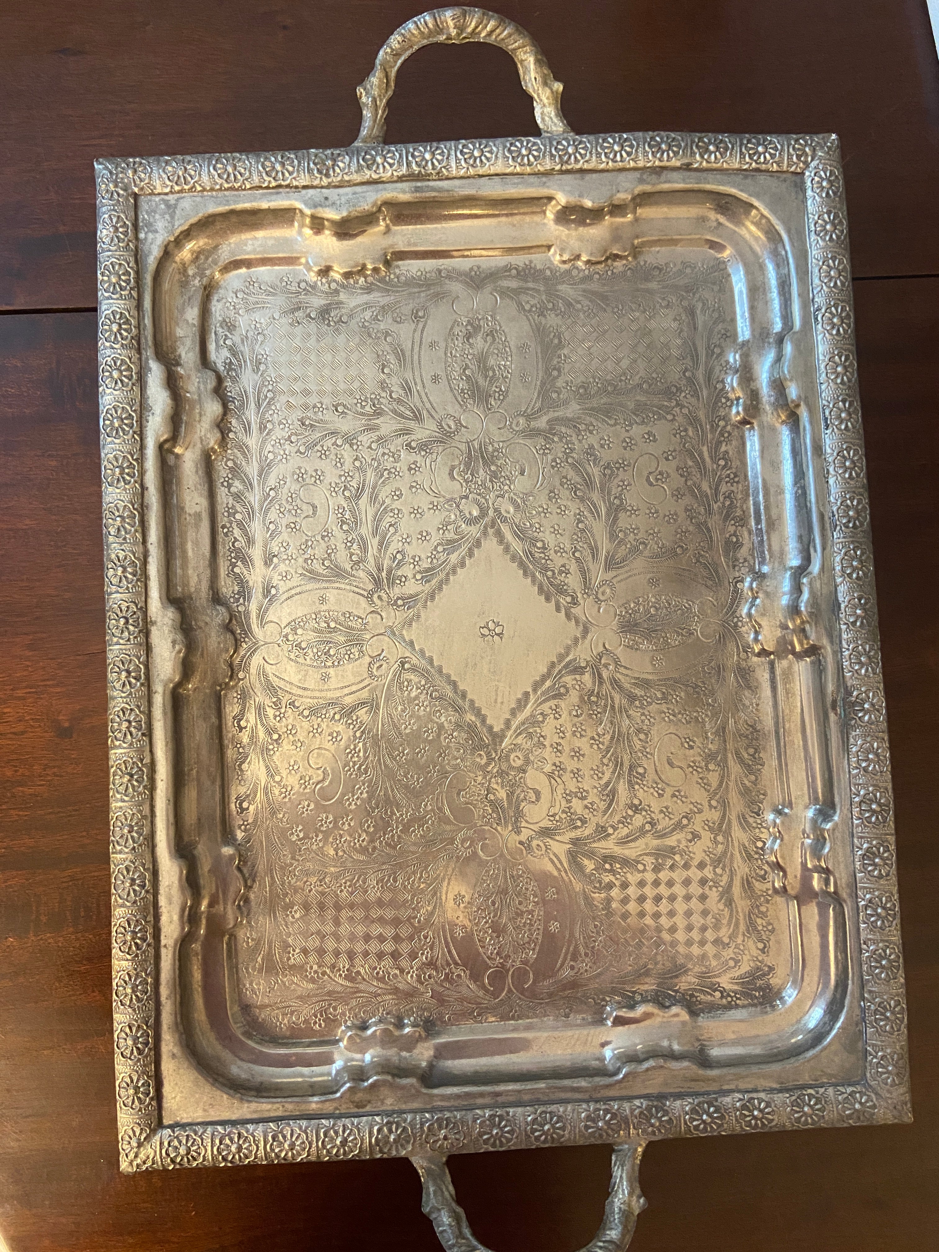 Plateau en métal argenté poinçonné – 45 x 35 cm