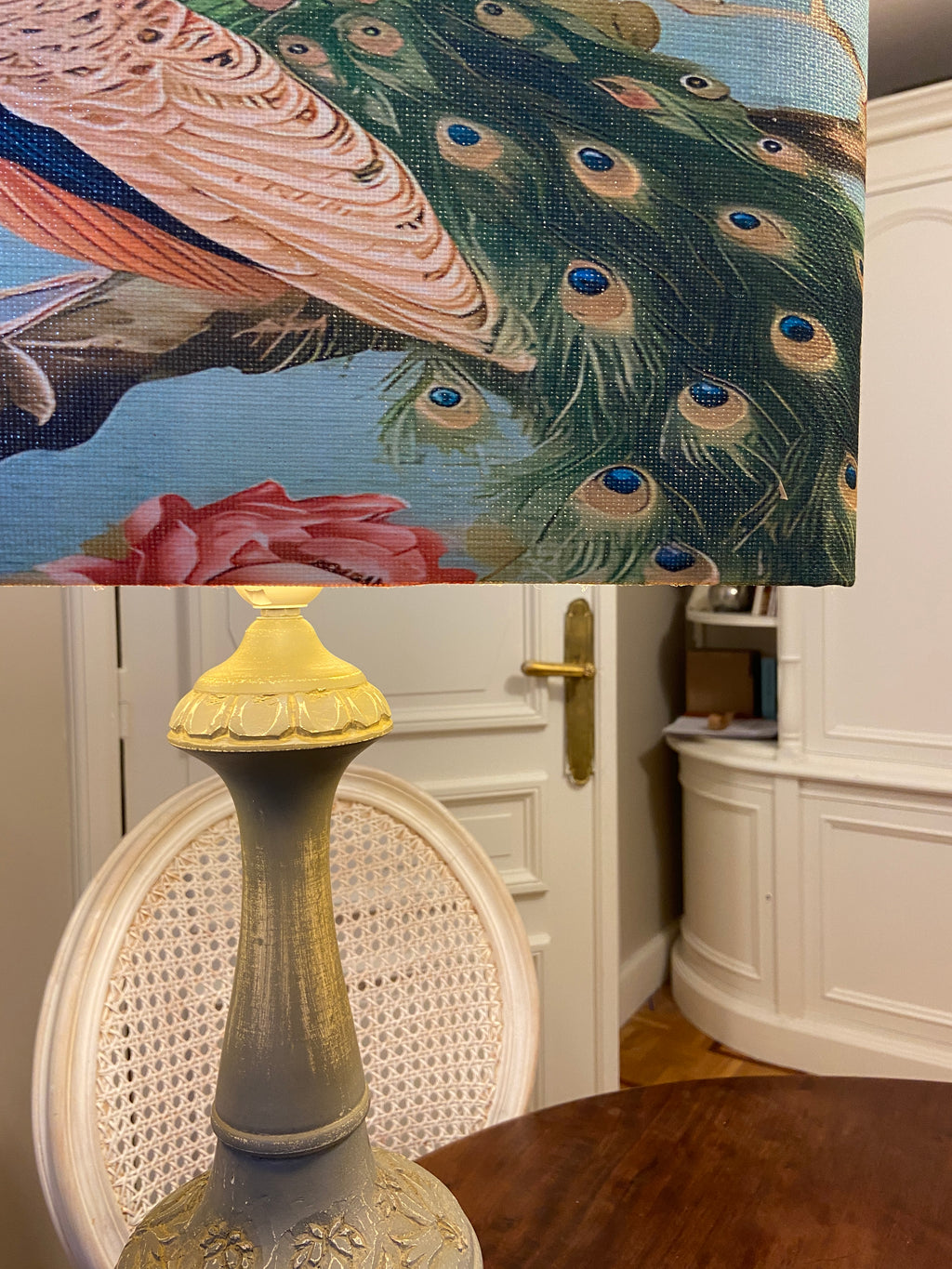 Lampe sur pied en bois sculpté & abat-jour Paon