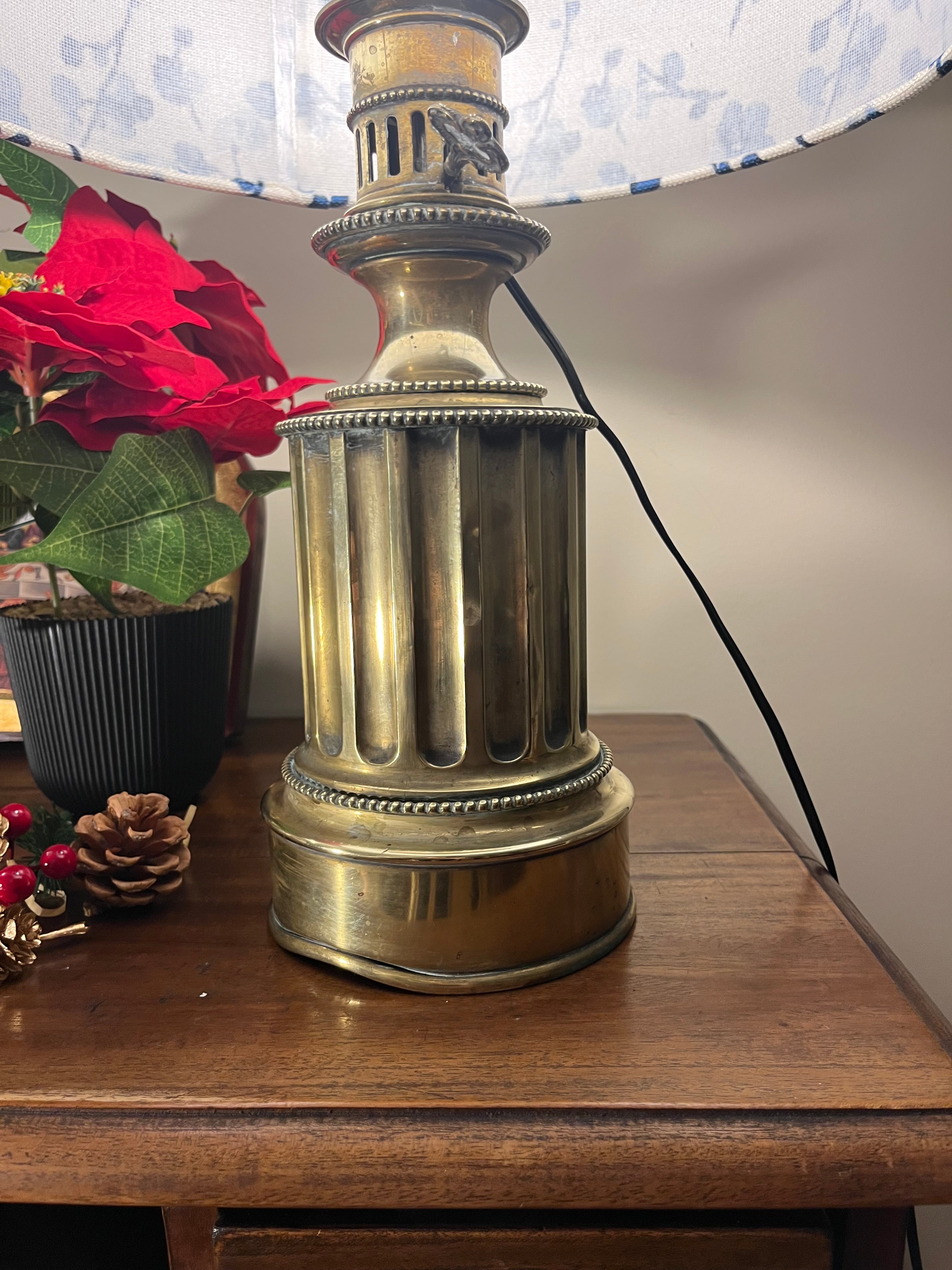 Lampe ancienne en laiton et son abat-jour– Style Louis XVI