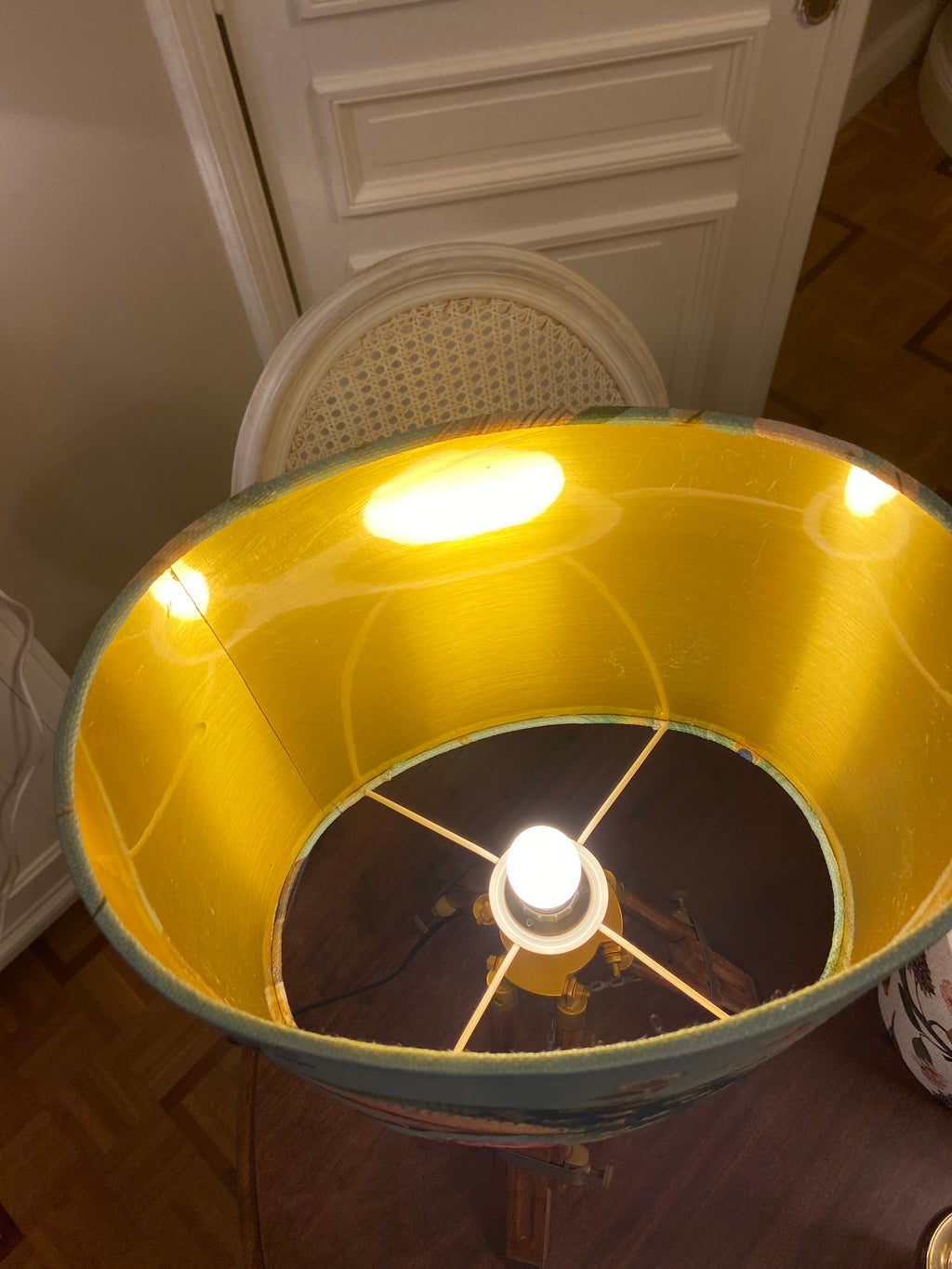 Lampe trépied en bois et laiton &amp; abat-jour ovale Paon