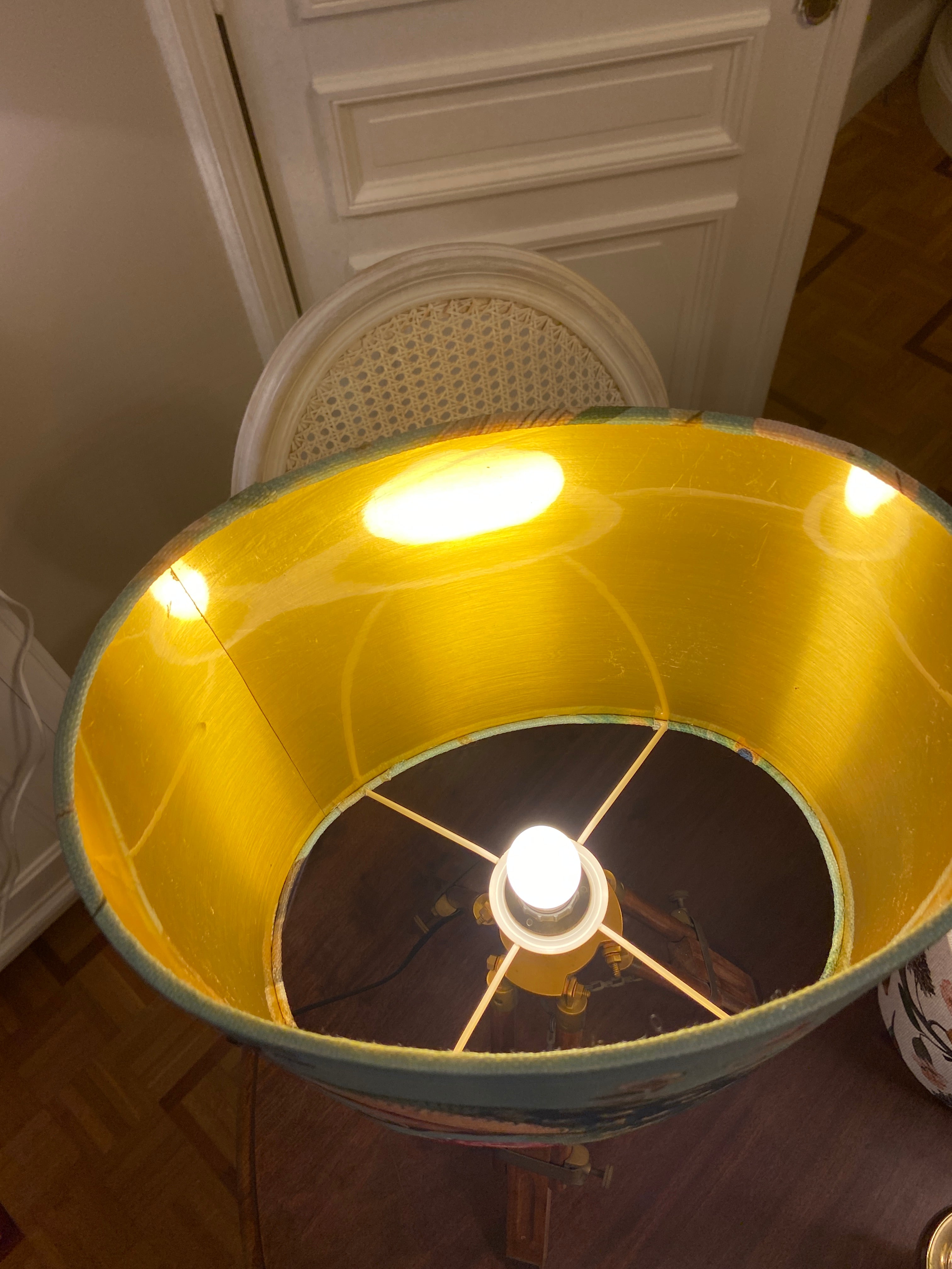 Lampe trépied en bois et laiton &amp; abat-jour ovale Paon