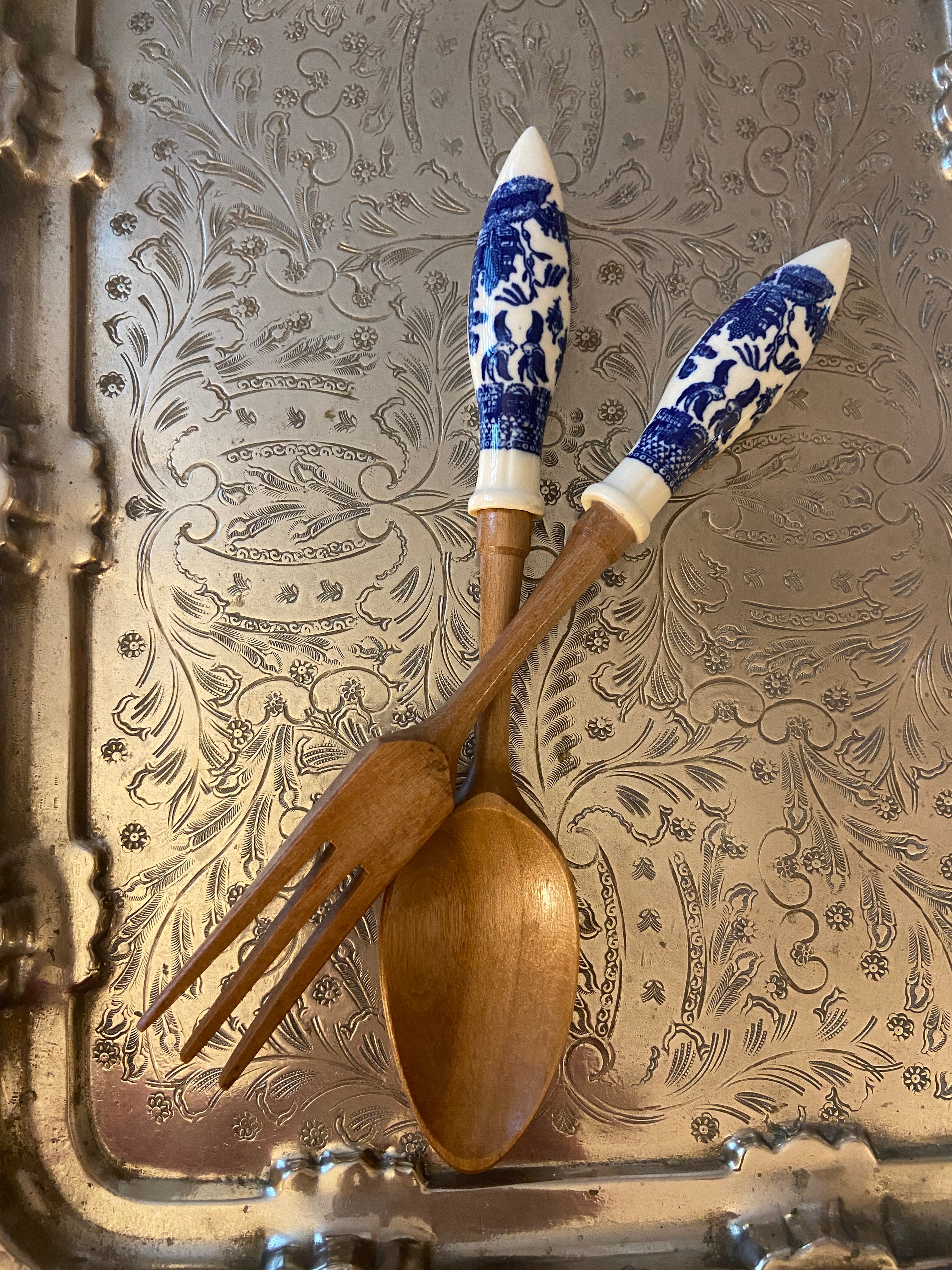 Paire de couvert vintage à servir bois et faïence