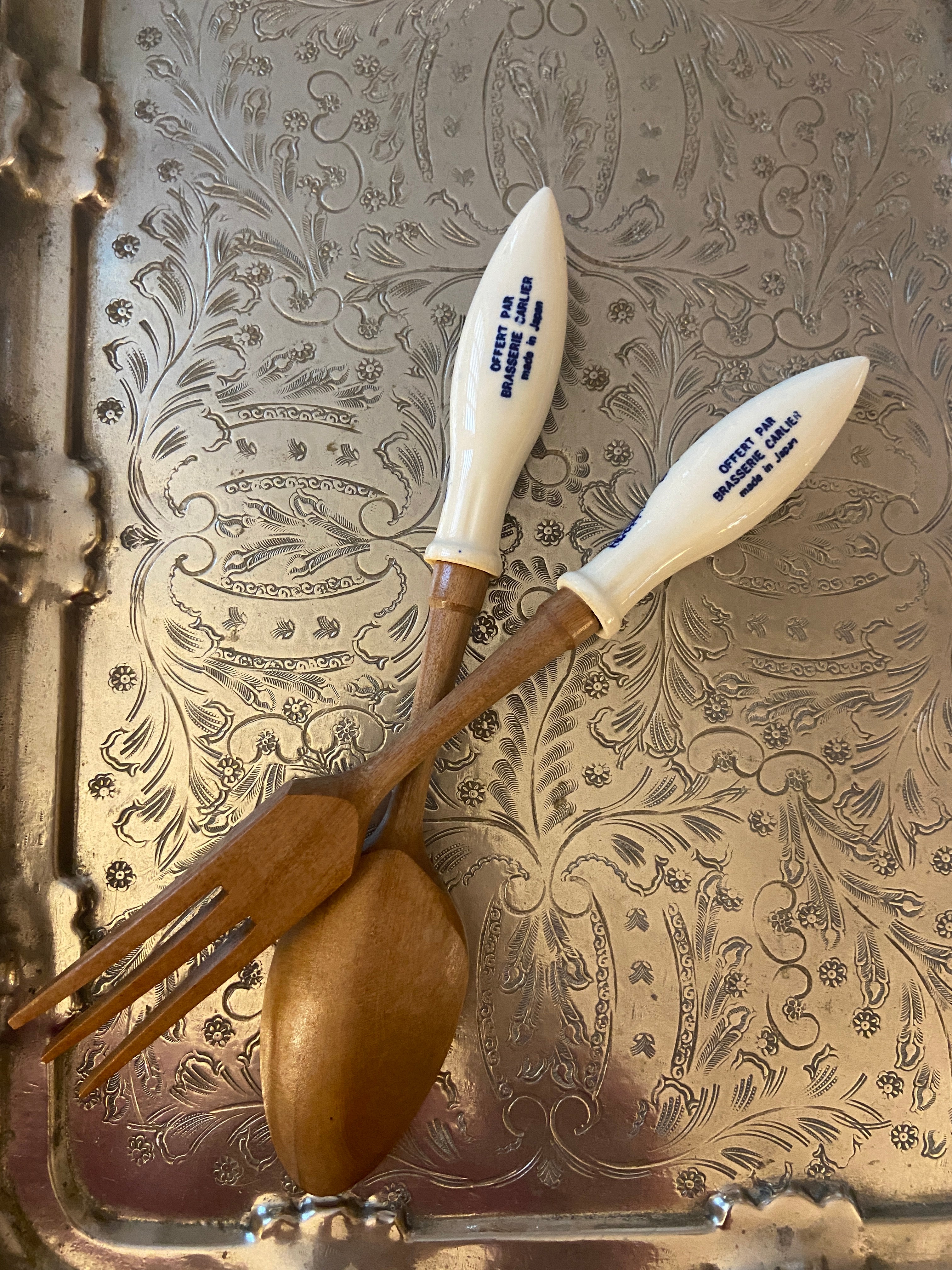 Paire de couvert vintage à servir bois et faïence