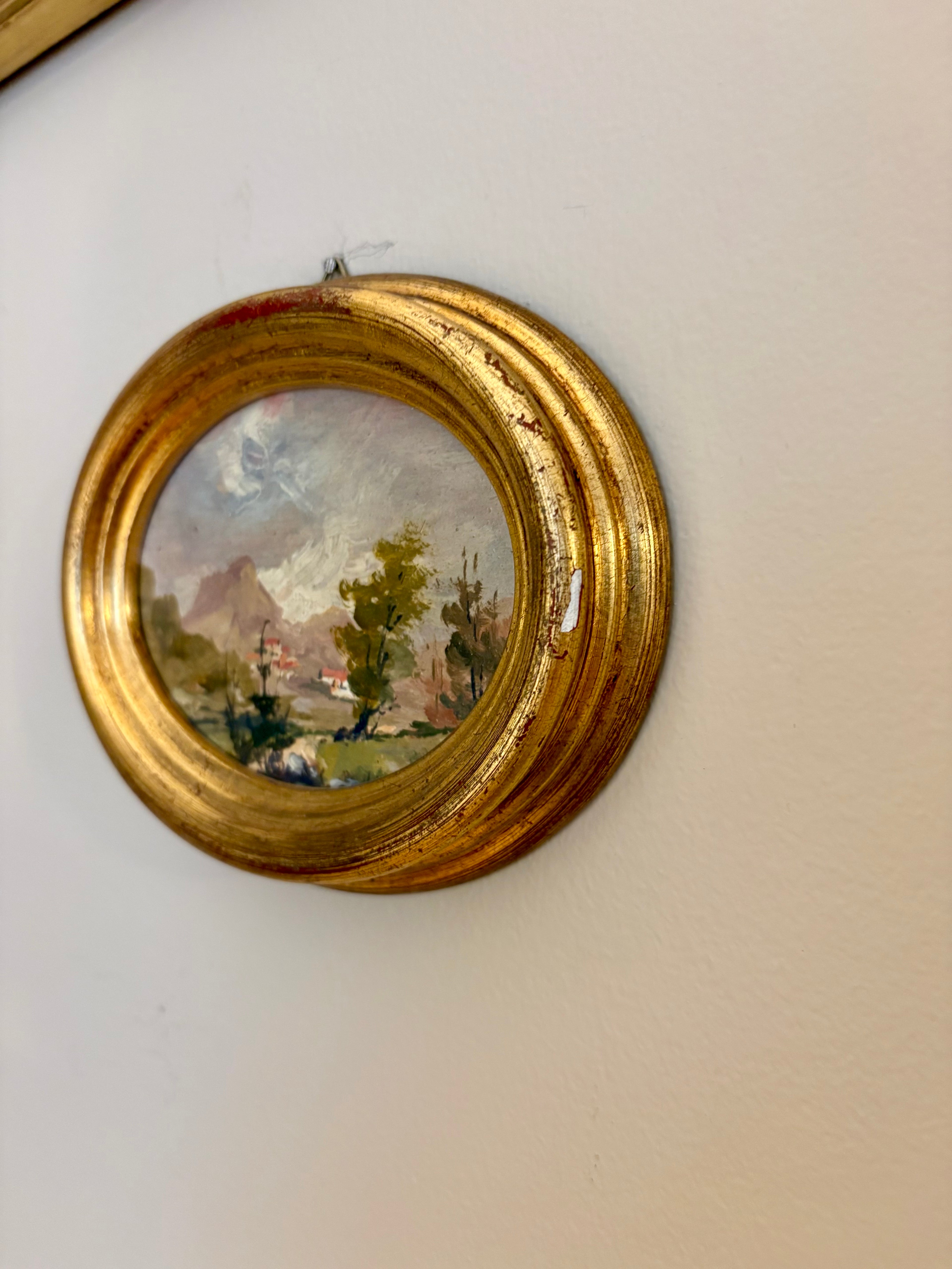 Petit paysage ancien – Huile sur panneau, cadre ovale doré